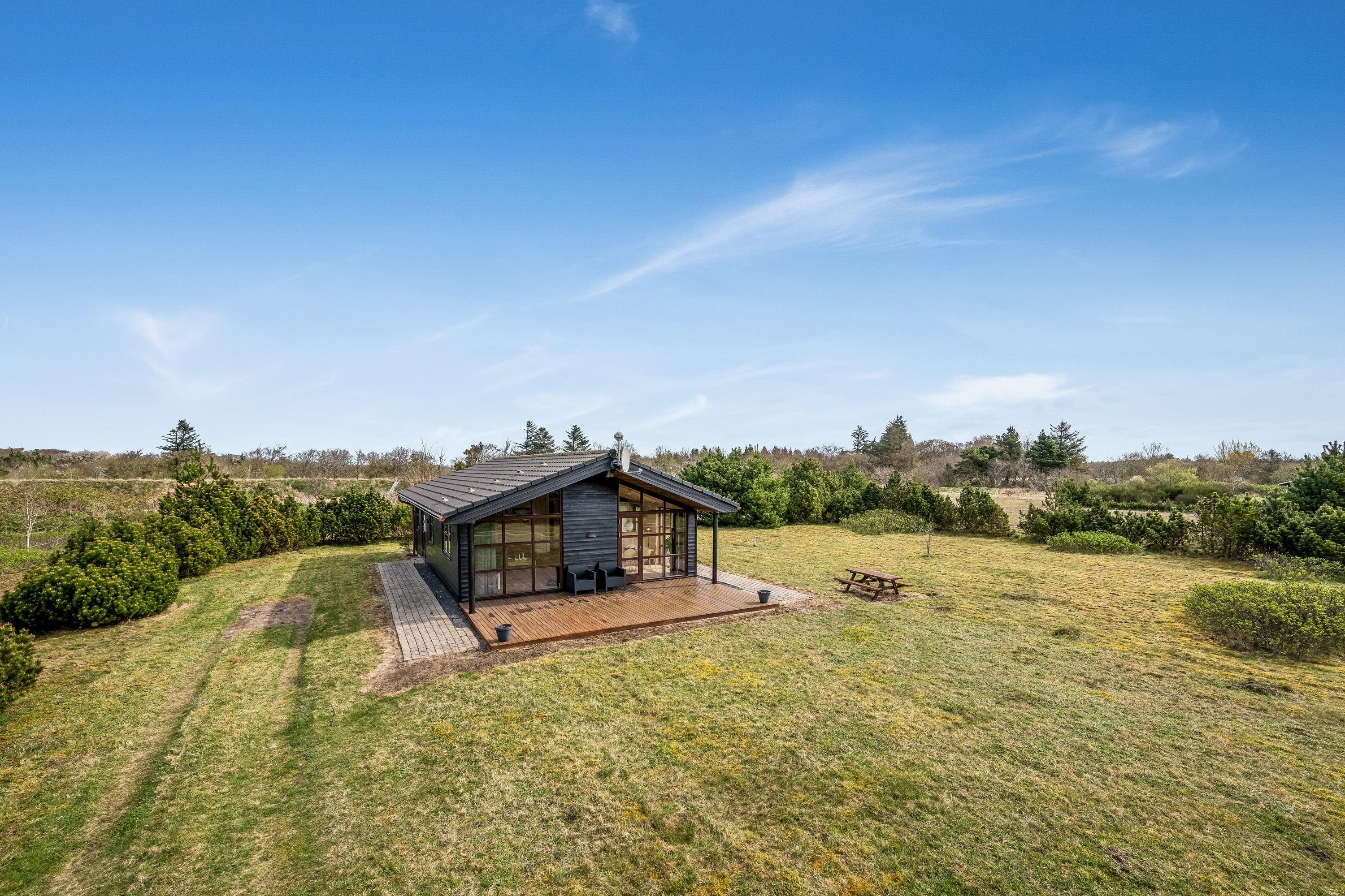 Fremhævet facade billede i fuldskærmstilstand. Billede af Syrenvej 3, Stauning, 6900 Skjern