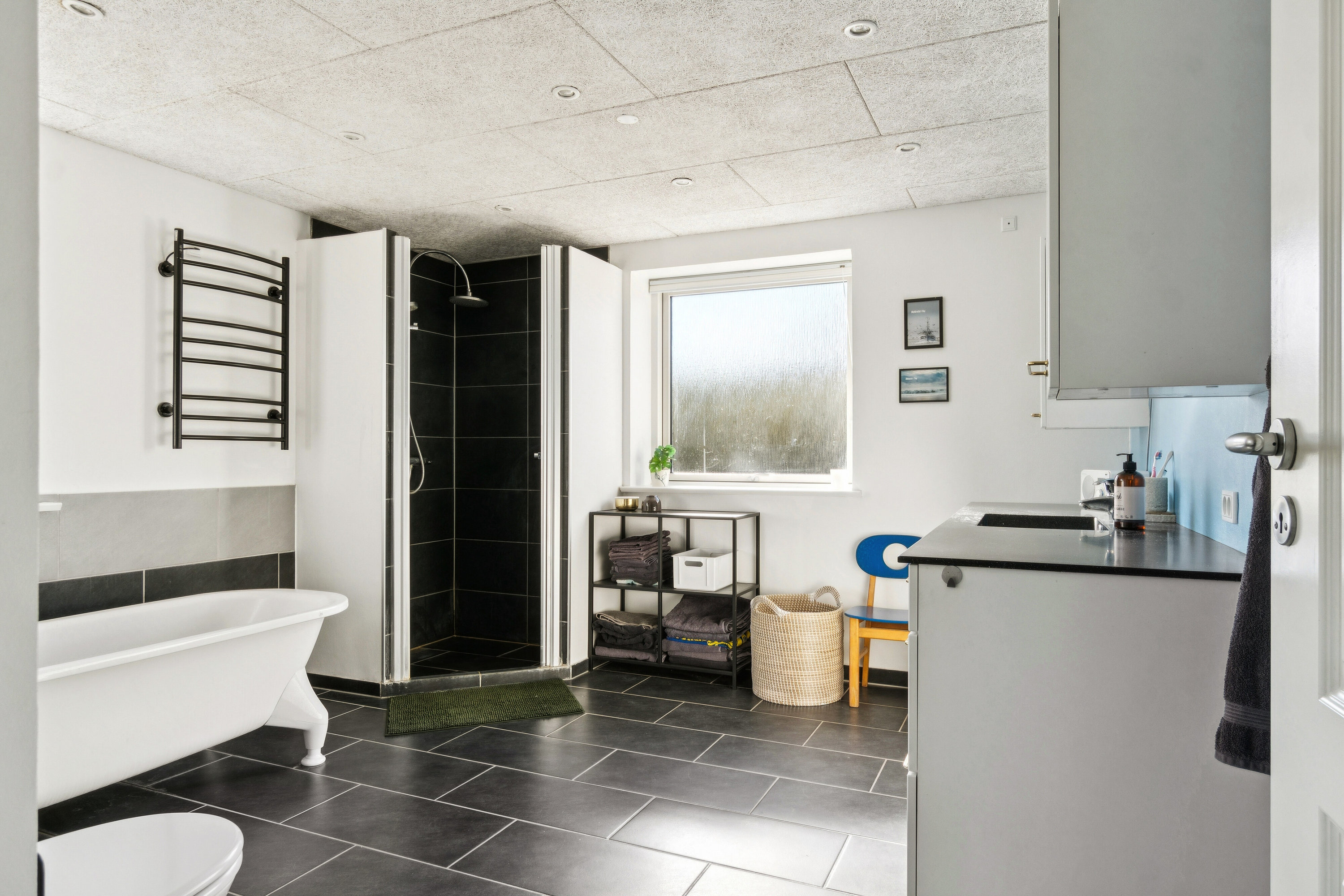 Fremhævet badeværelse billede i fuldskærmstilstand. Billede af Tjørnevej 3, 4230 Skælskør