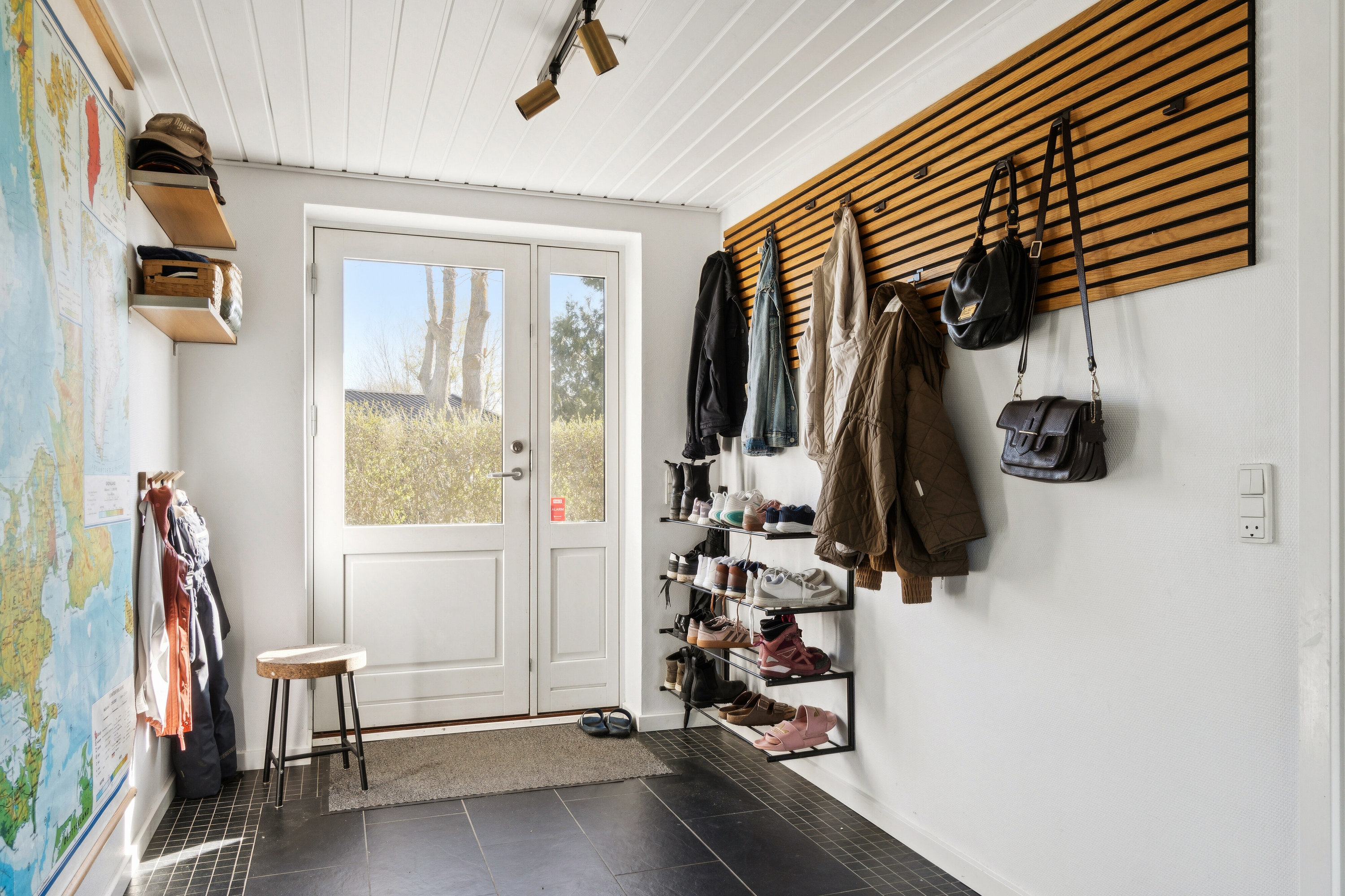 Fremhævet hall billede i fuldskærmstilstand. Billede af Tjørnevej 3, 4230 Skælskør