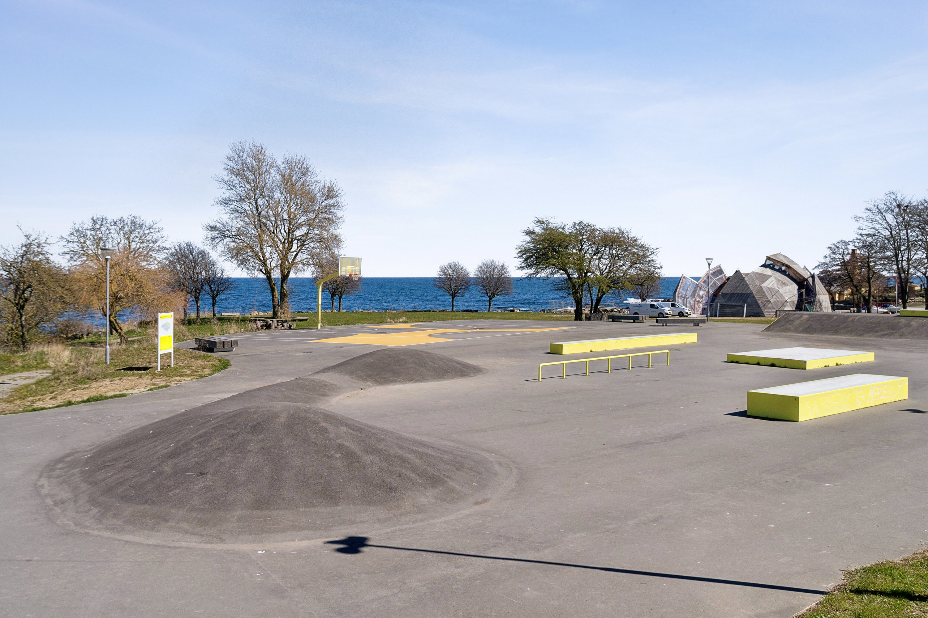 Fremhævet set fra vejen billede i fuldskærmstilstand. Billede af Strandvejen 5, 3770 Allinge