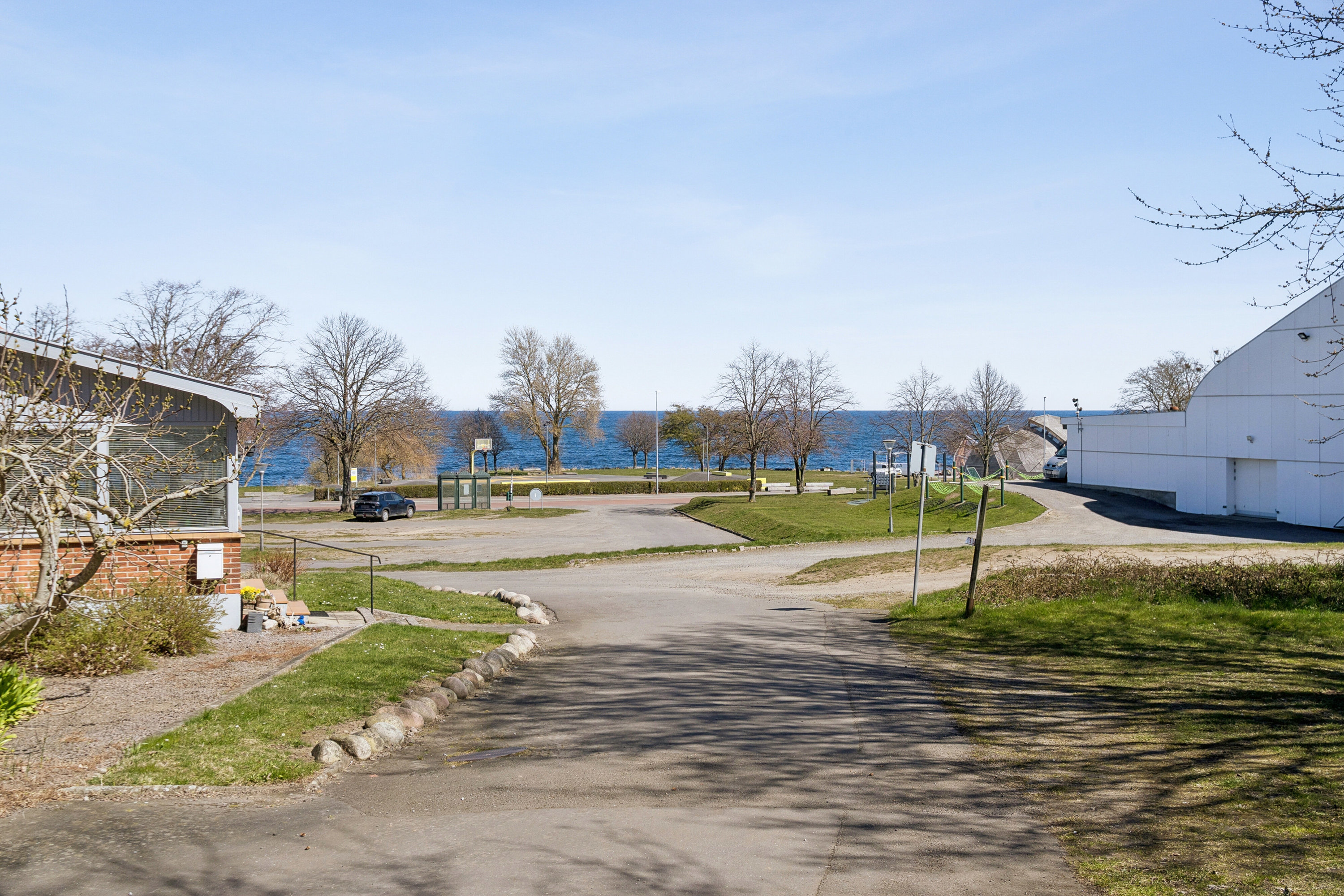 Fremhævet set fra vejen billede i fuldskærmstilstand. Billede af Strandvejen 5, 3770 Allinge