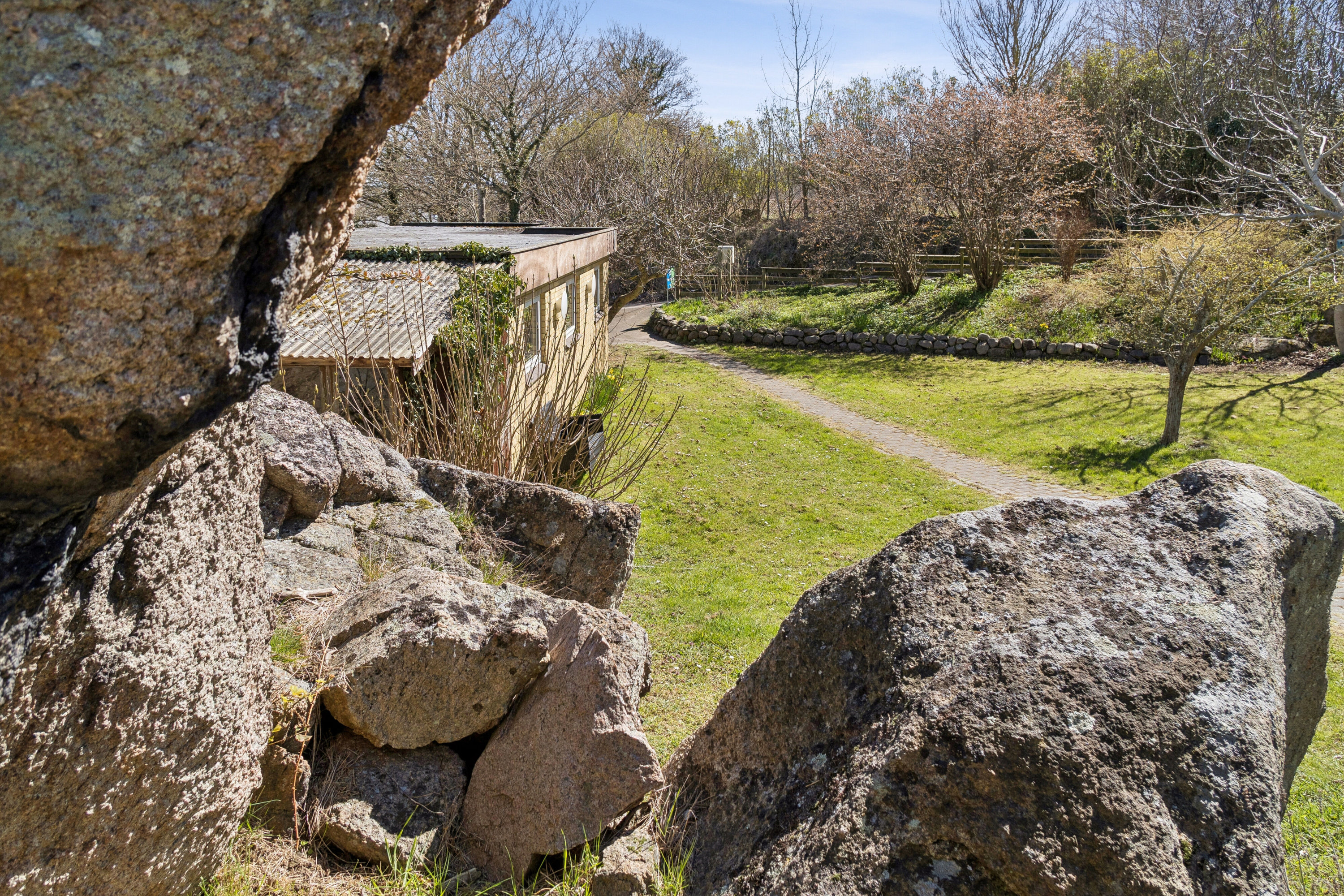 Fremhævet udendørs billede i fuldskærmstilstand. Billede af Strandvejen 5, 3770 Allinge