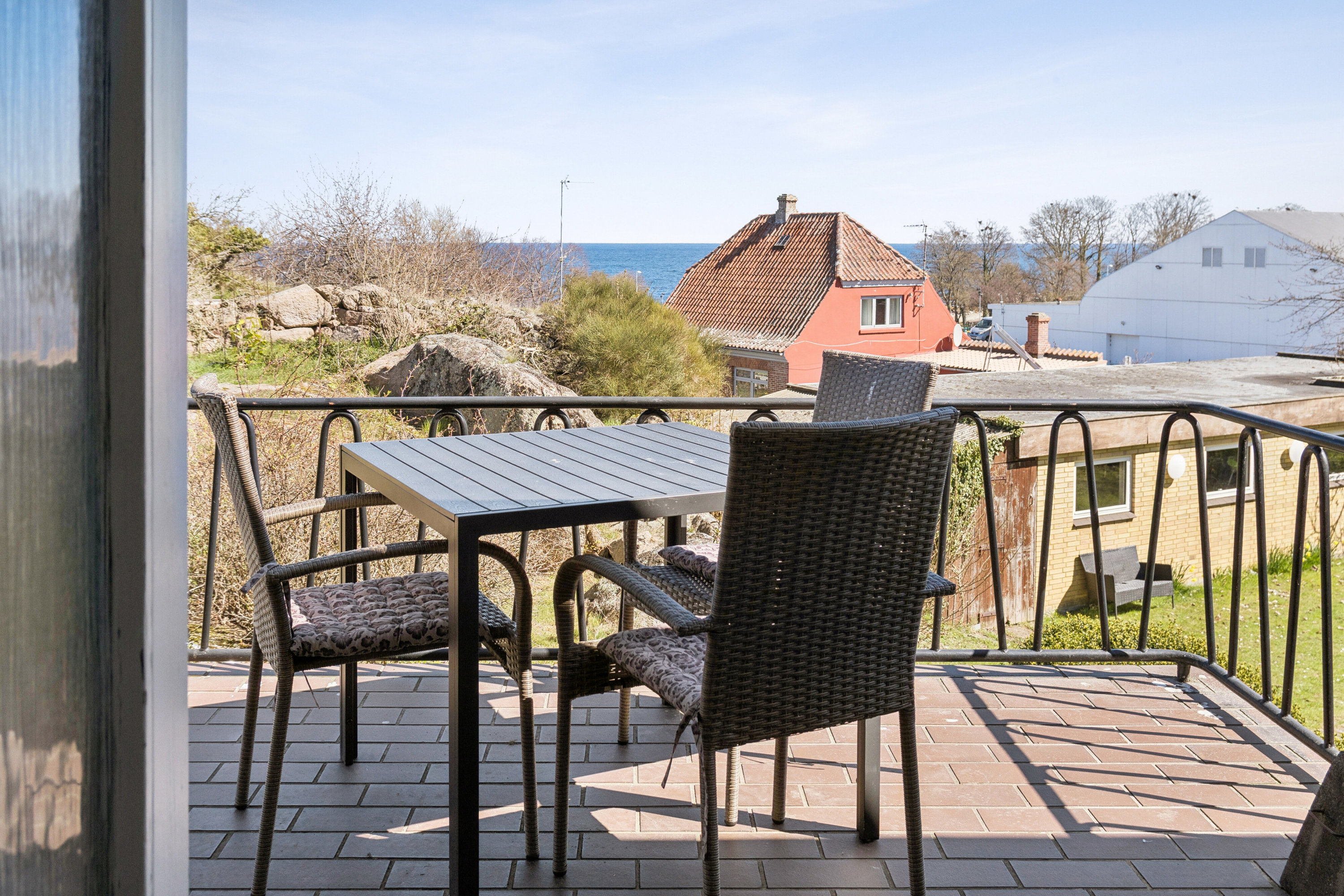 Fremhævet terrasse billede i fuldskærmstilstand. Billede af Strandvejen 5, 3770 Allinge