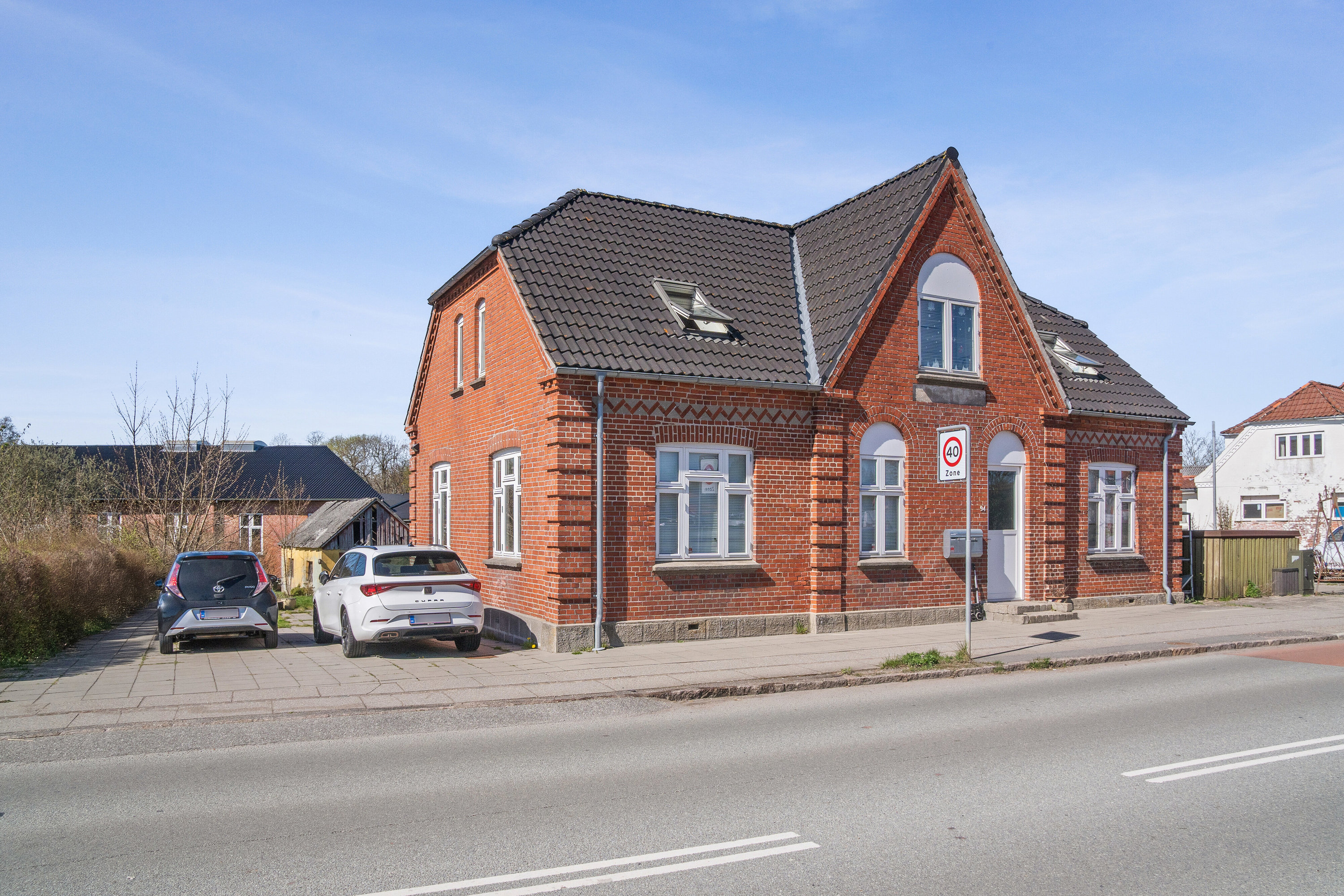 Fremhævet set fra vejen billede i fuldskærmstilstand. Billede af Solbjerg Hovedgade 94, 8355 Solbjerg