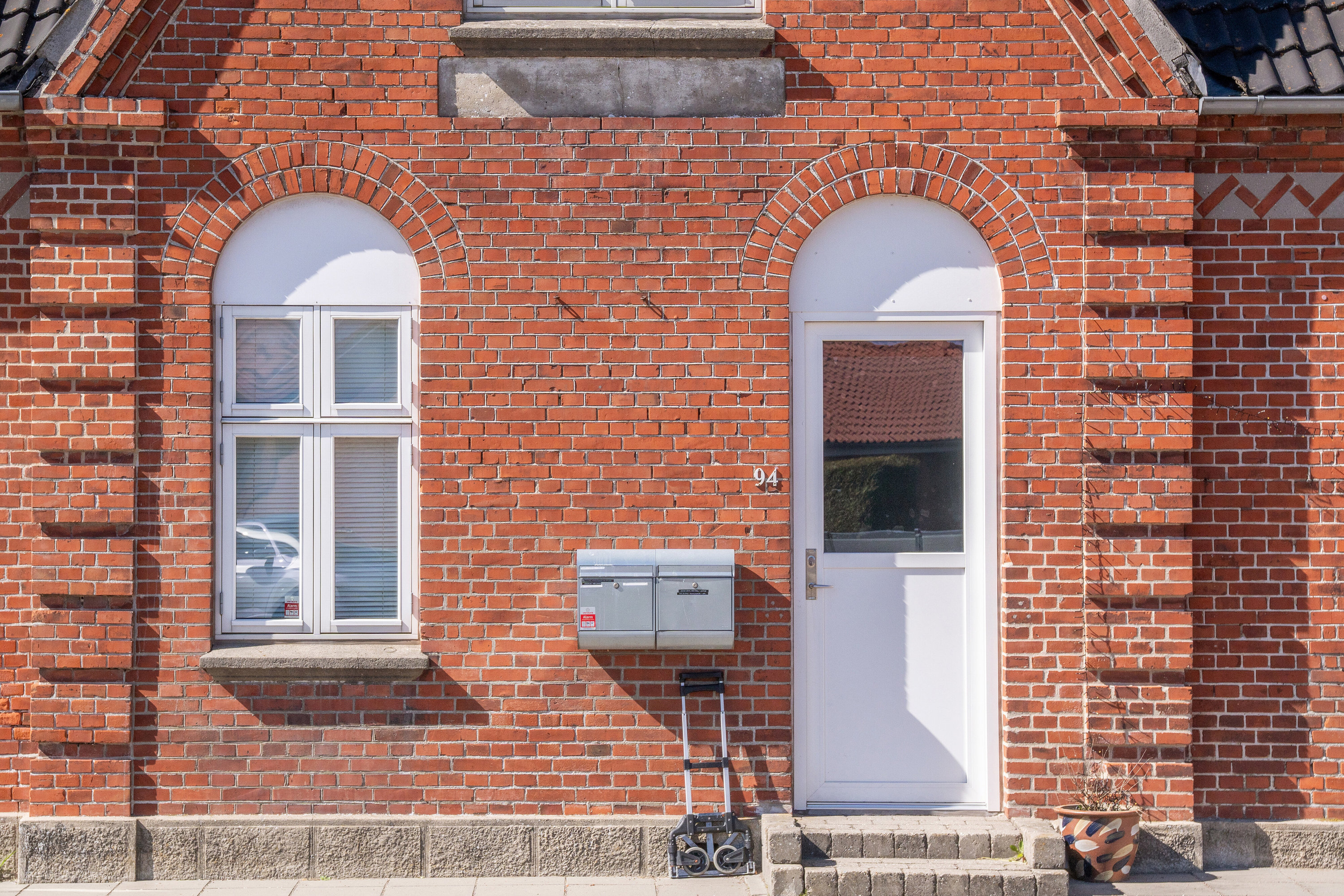 Fremhævet udendørs billede i fuldskærmstilstand. Billede af Solbjerg Hovedgade 94, 8355 Solbjerg