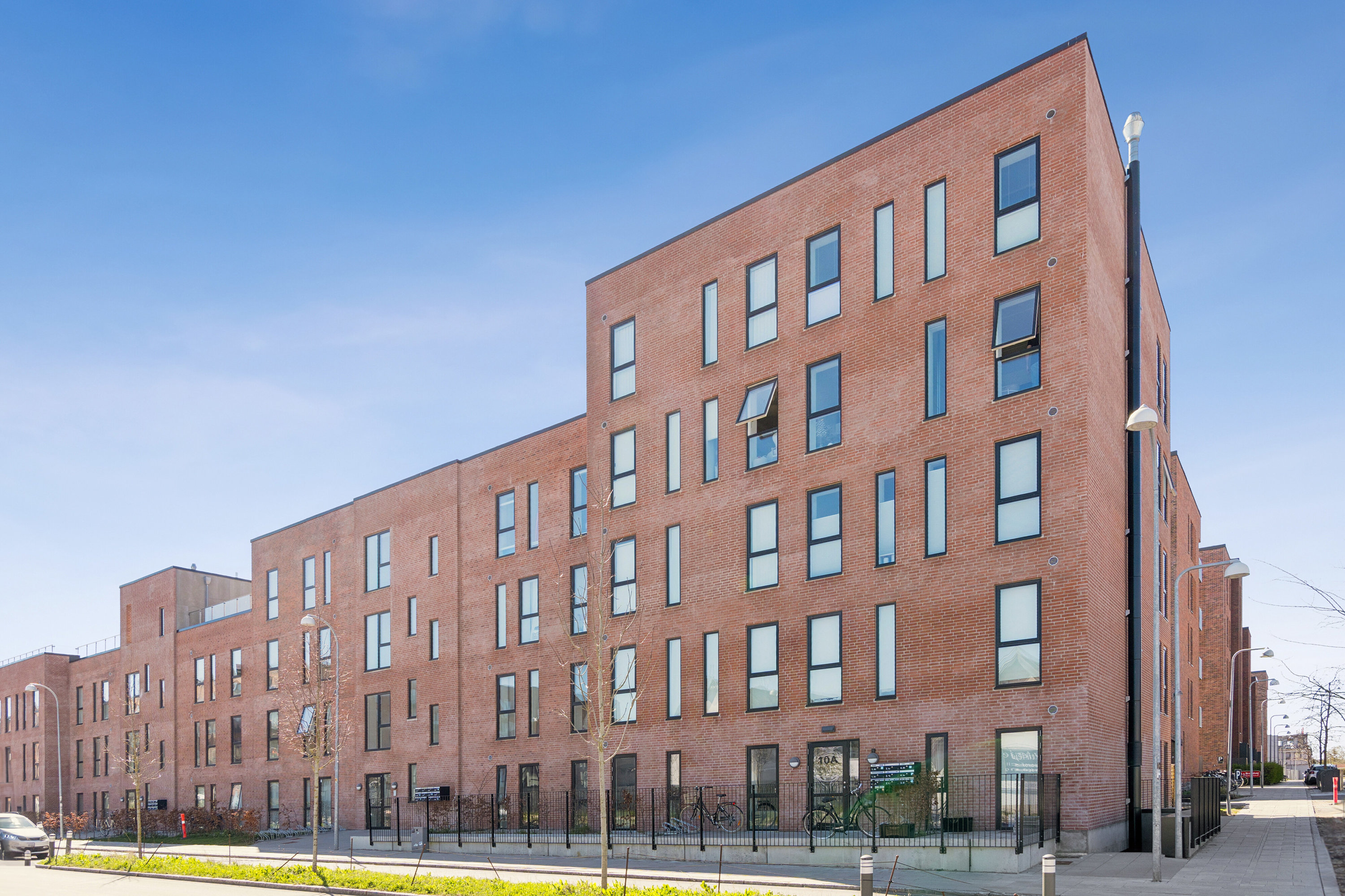 Fremhævet facade billede i fuldskærmstilstand. Billede af Kirkebjerg Parkvej 10B, 3. th., 2605 Brøndby