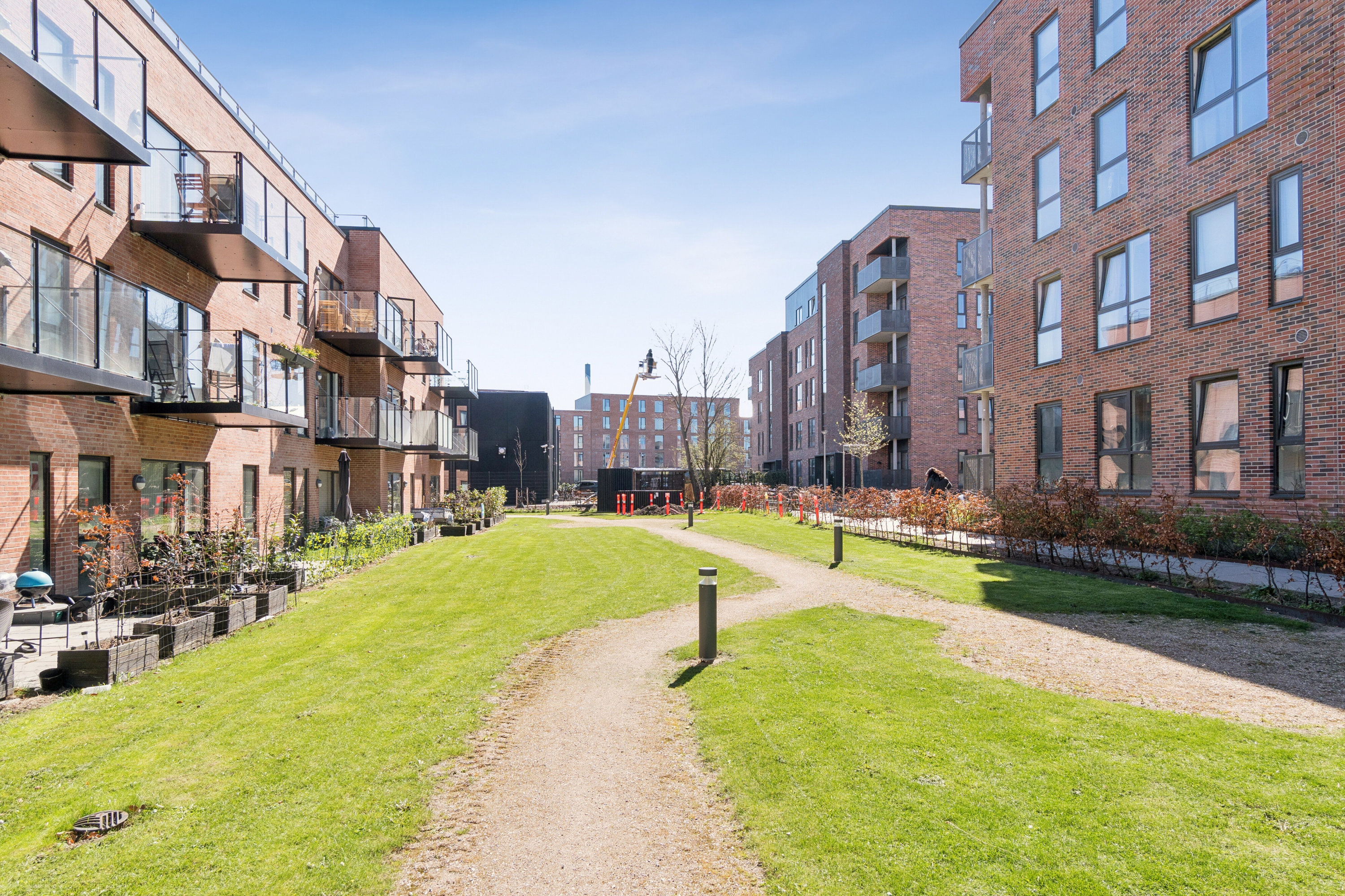 Fremhævet gårdmiljø billede i fuldskærmstilstand. Billede af Kirkebjerg Parkvej 10B, 3. th., 2605 Brøndby