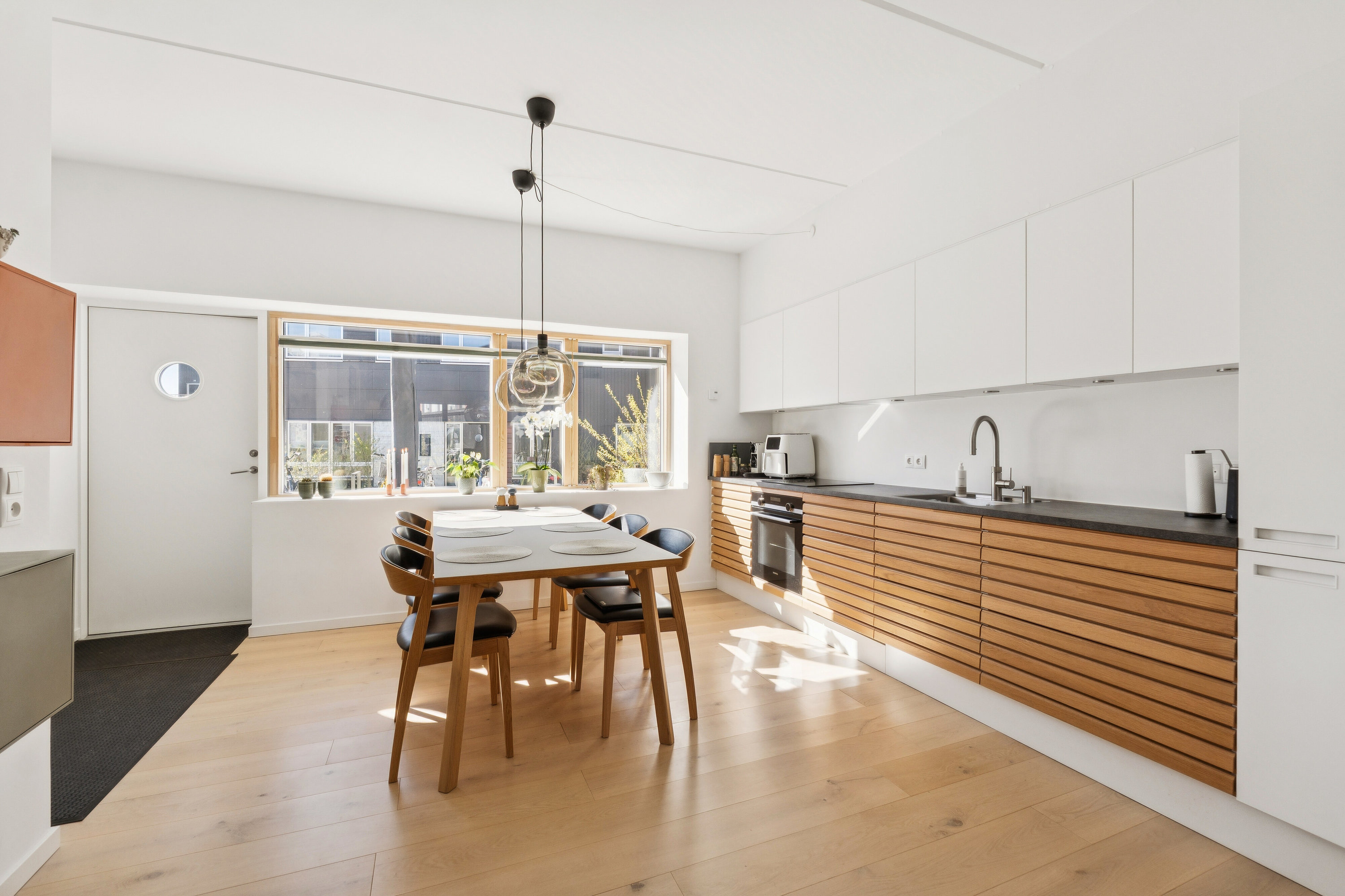 Fremhævet spisestue billede i fuldskærmstilstand. Billede af Premieren 22, 4000 Roskilde