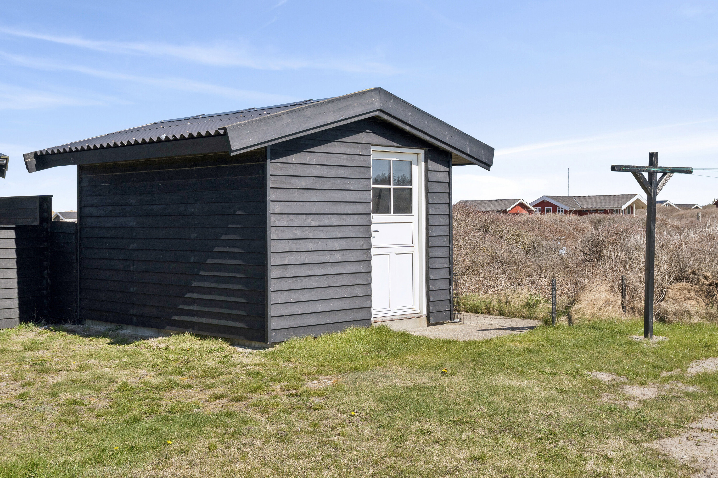 Fremhævet set fra haven billede i fuldskærmstilstand. Billede af Udemarken 38, Skal Klit, 9800 Hjørring