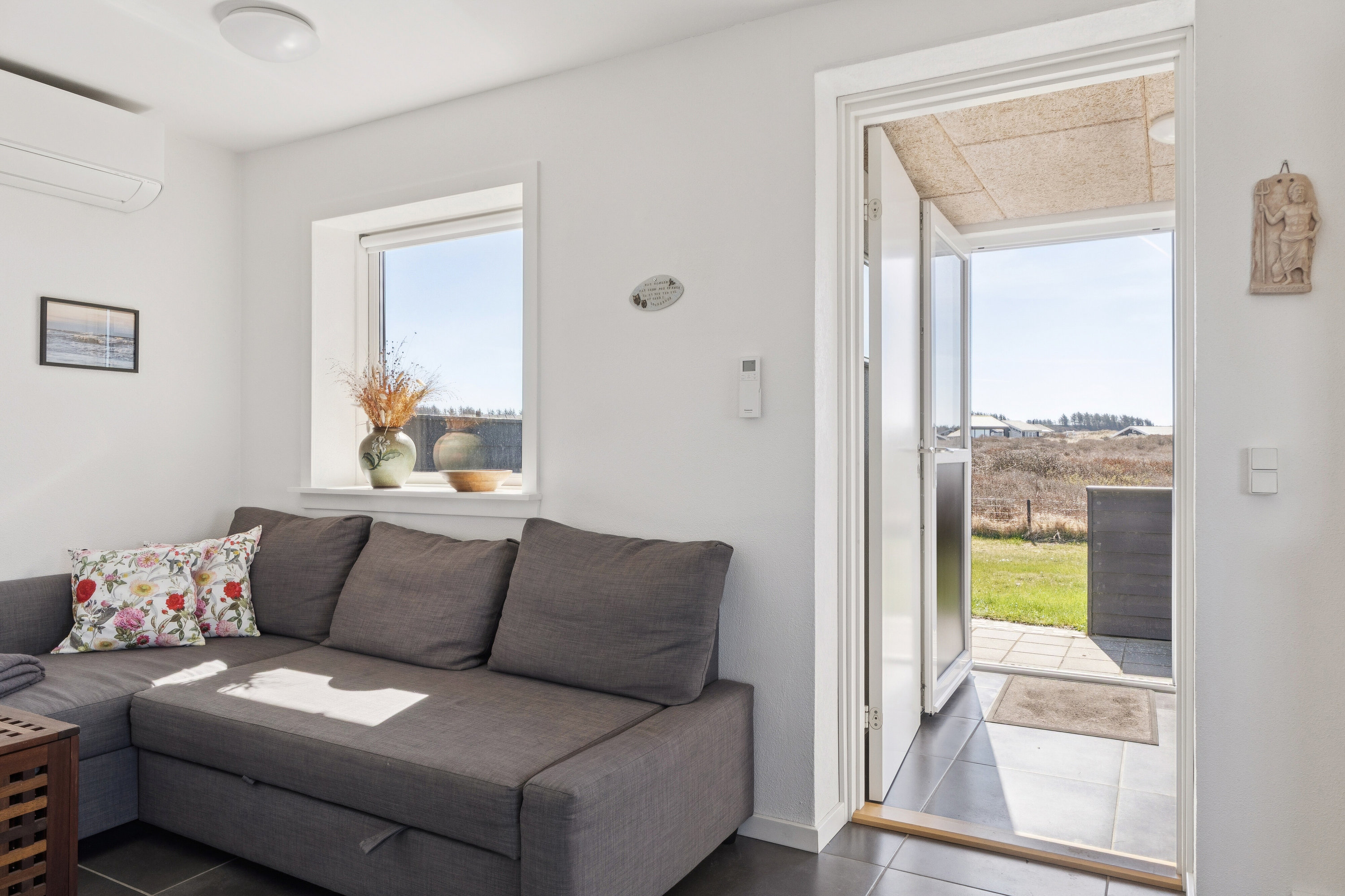 Fremhævet stue billede i fuldskærmstilstand. Billede af Udemarken 38, Skal Klit, 9800 Hjørring