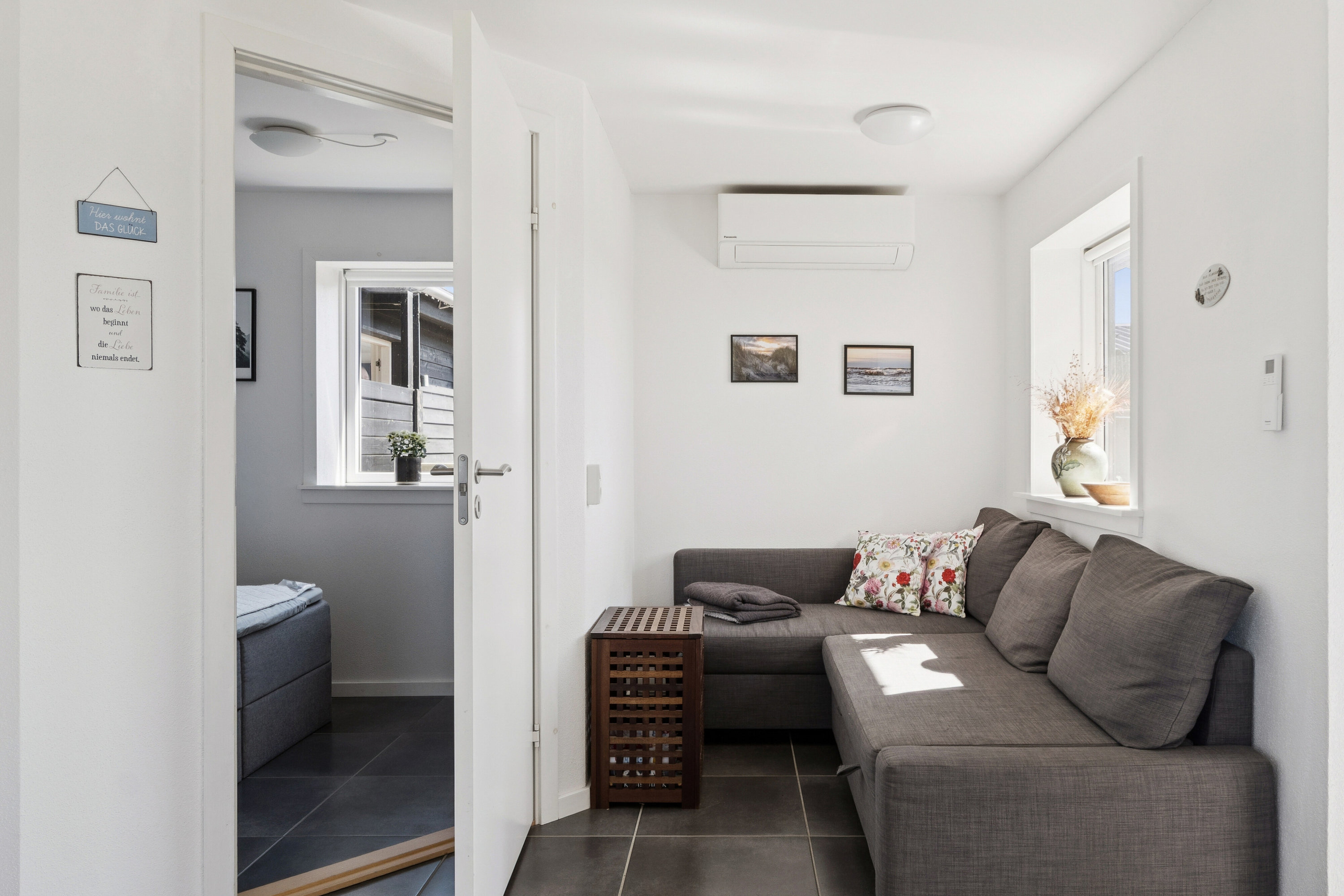 Fremhævet stue billede i fuldskærmstilstand. Billede af Udemarken 38, Skal Klit, 9800 Hjørring