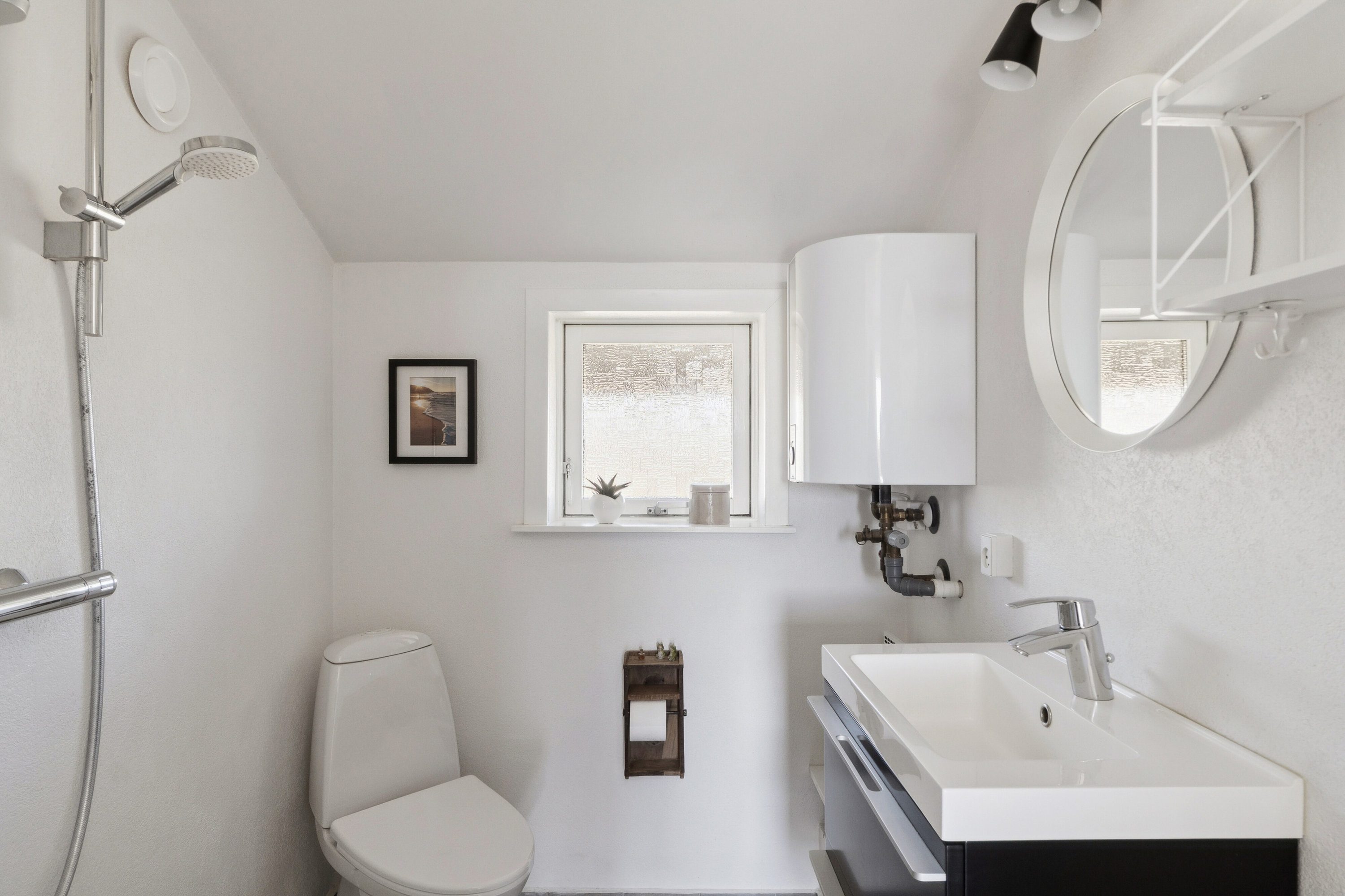 Fremhævet badeværelse billede i fuldskærmstilstand. Billede af Udemarken 38, Skal Klit, 9800 Hjørring