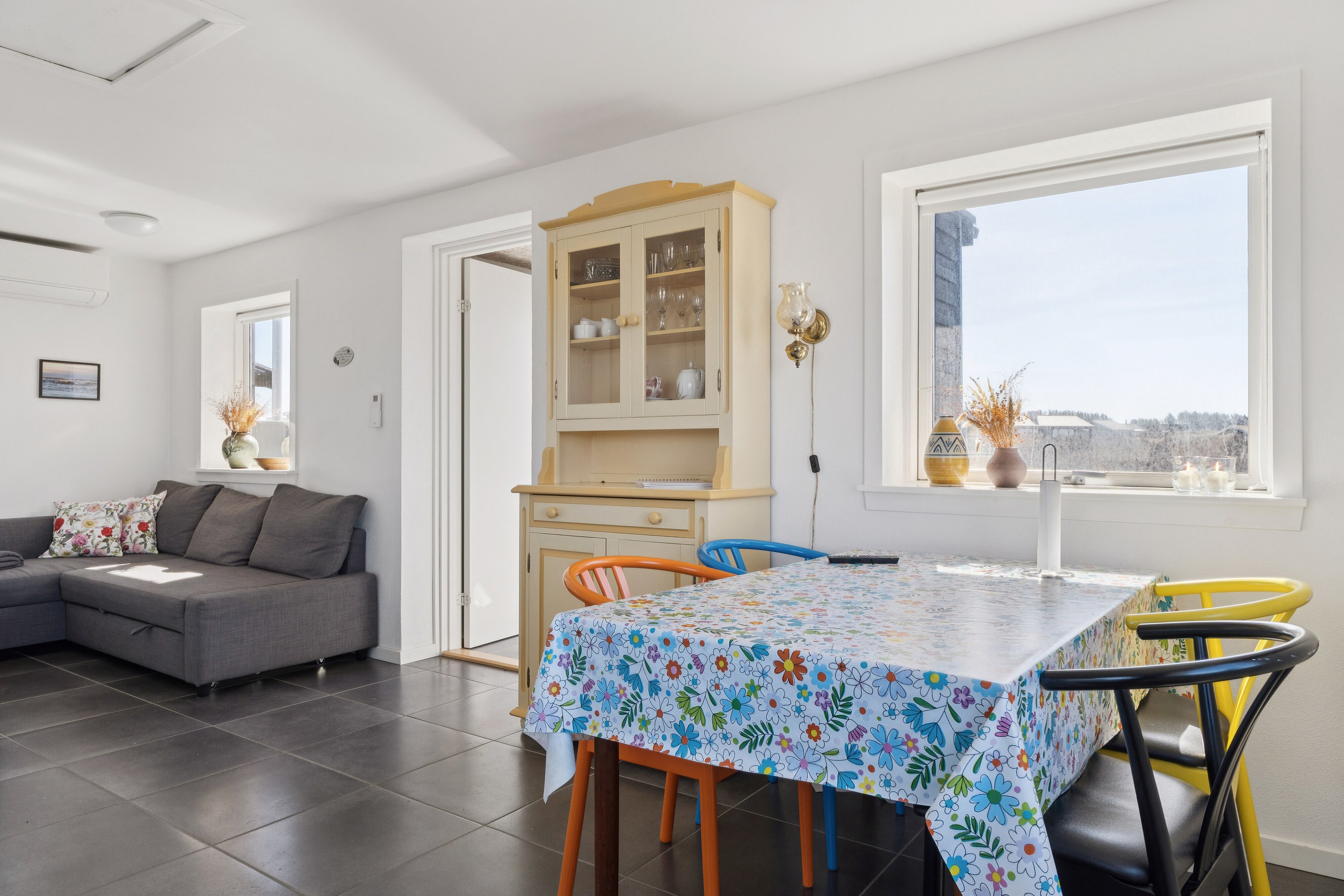 Fremhævet stue billede i fuldskærmstilstand. Billede af Udemarken 38, Skal Klit, 9800 Hjørring