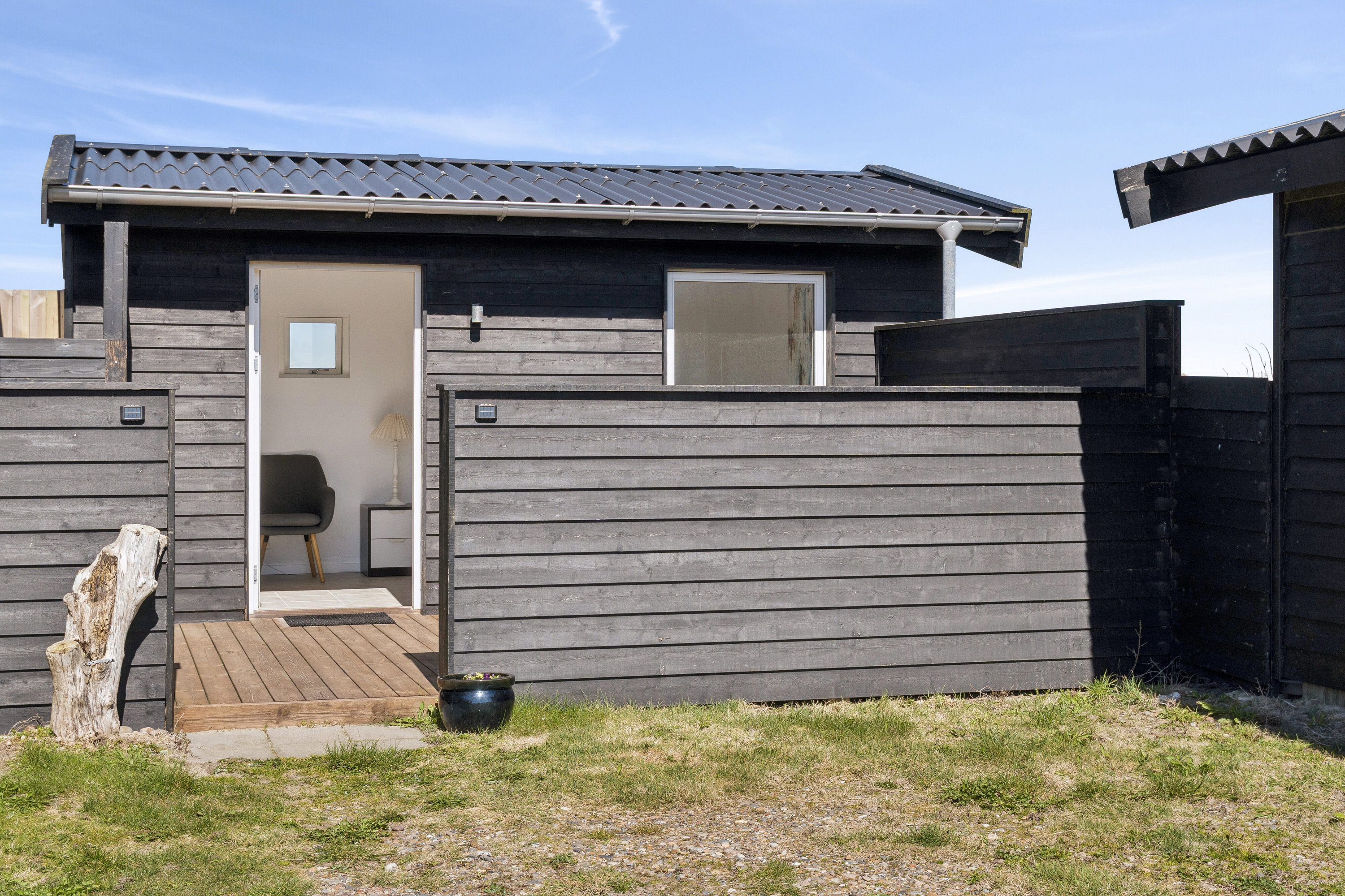 Fremhævet set fra haven billede i fuldskærmstilstand. Billede af Udemarken 38, Skal Klit, 9800 Hjørring