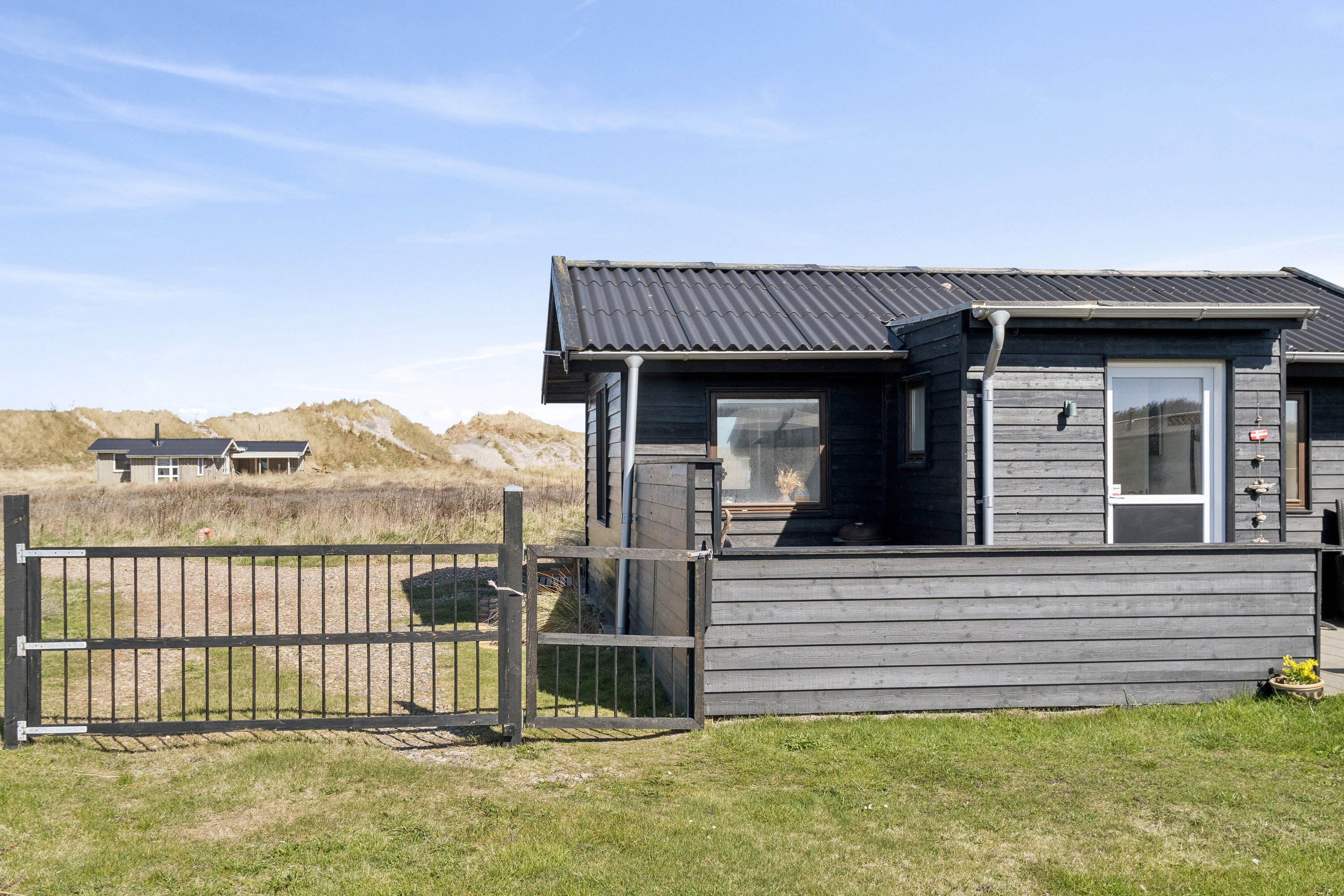 Fremhævet set fra haven billede i fuldskærmstilstand. Billede af Udemarken 38, Skal Klit, 9800 Hjørring