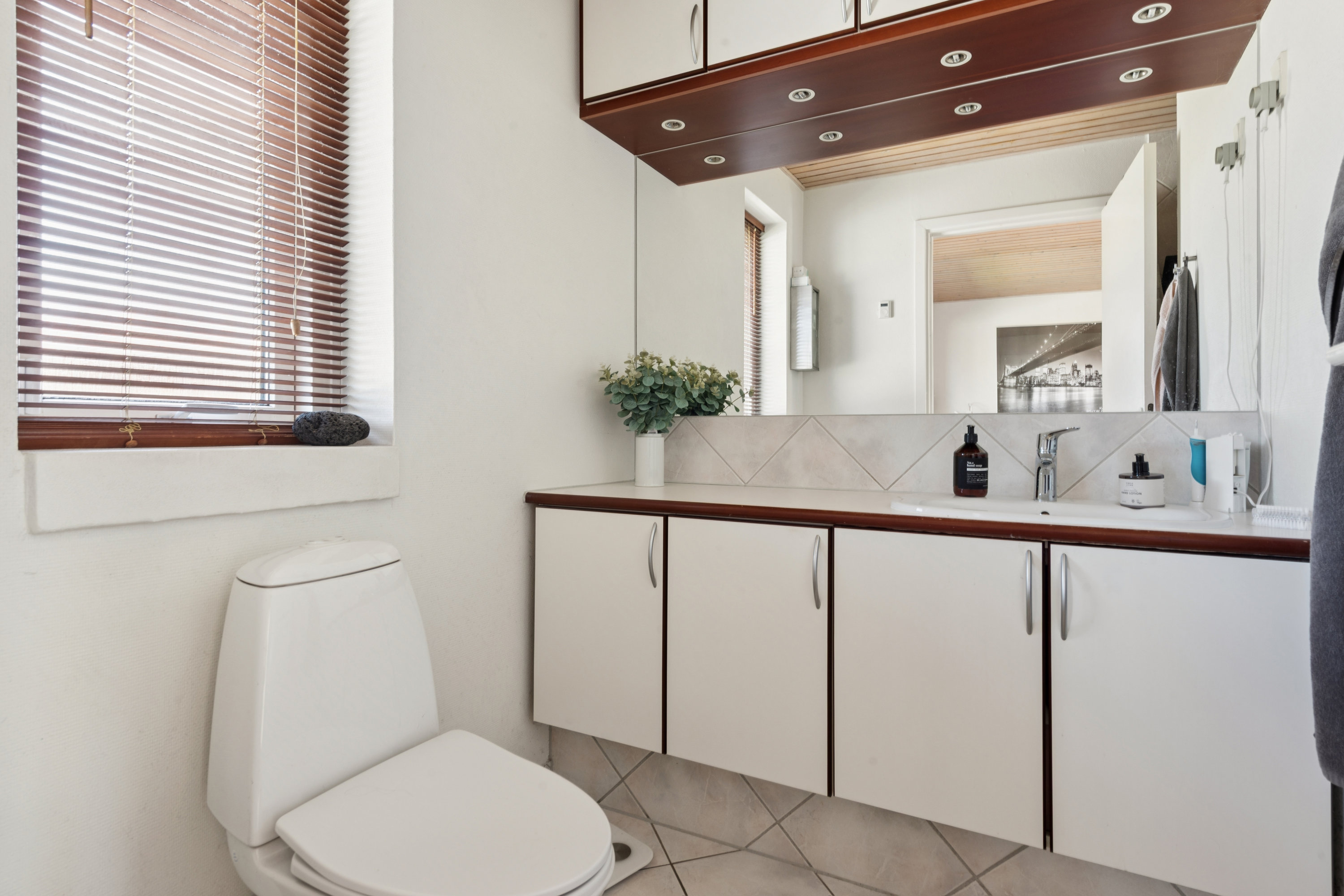 Fremhævet badeværelse billede i fuldskærmstilstand. Billede af Olsbækeng 21, 2670 Greve