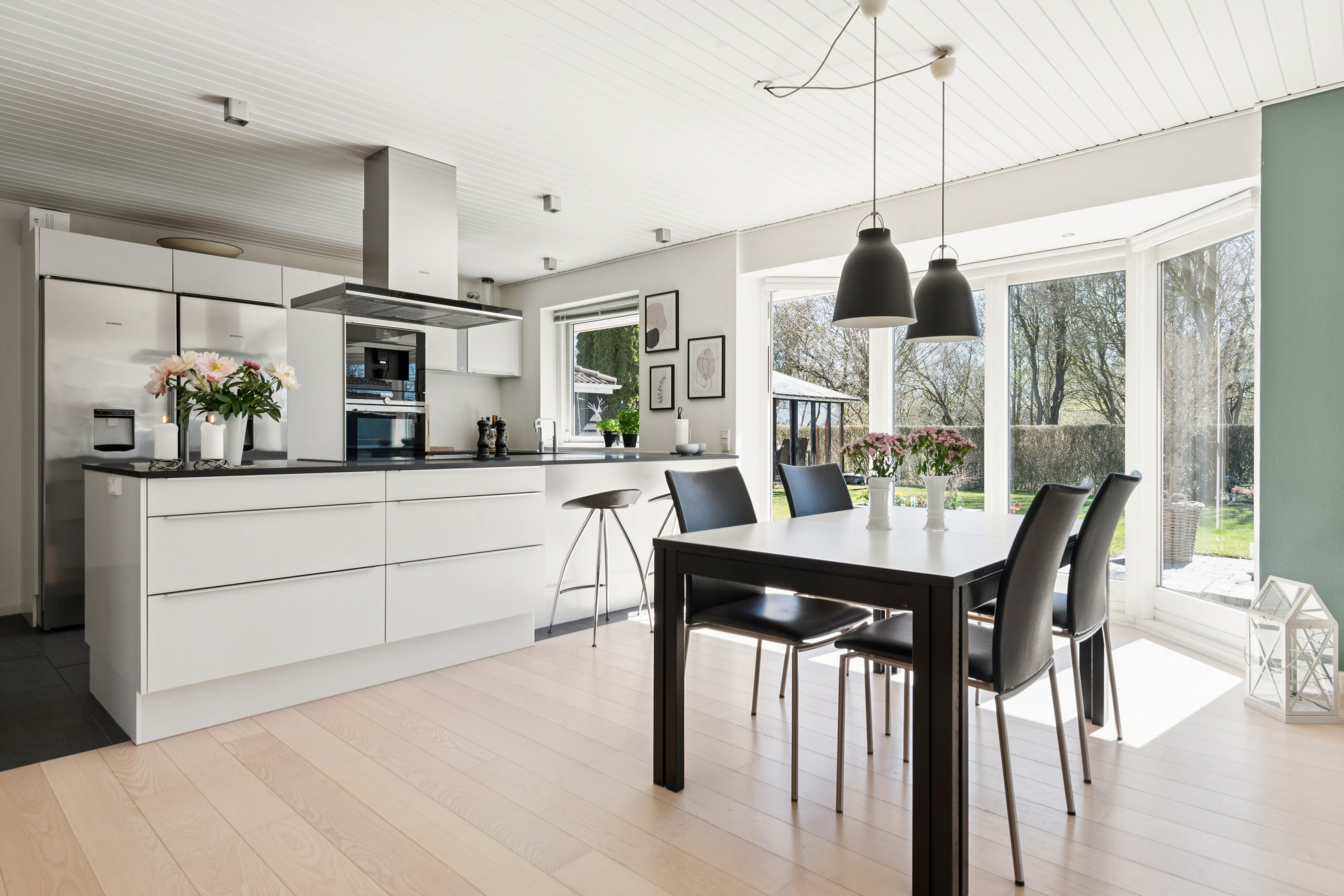 Fremhævet stue billede i fuldskærmstilstand. Billede af Olsbækeng 21, 2670 Greve