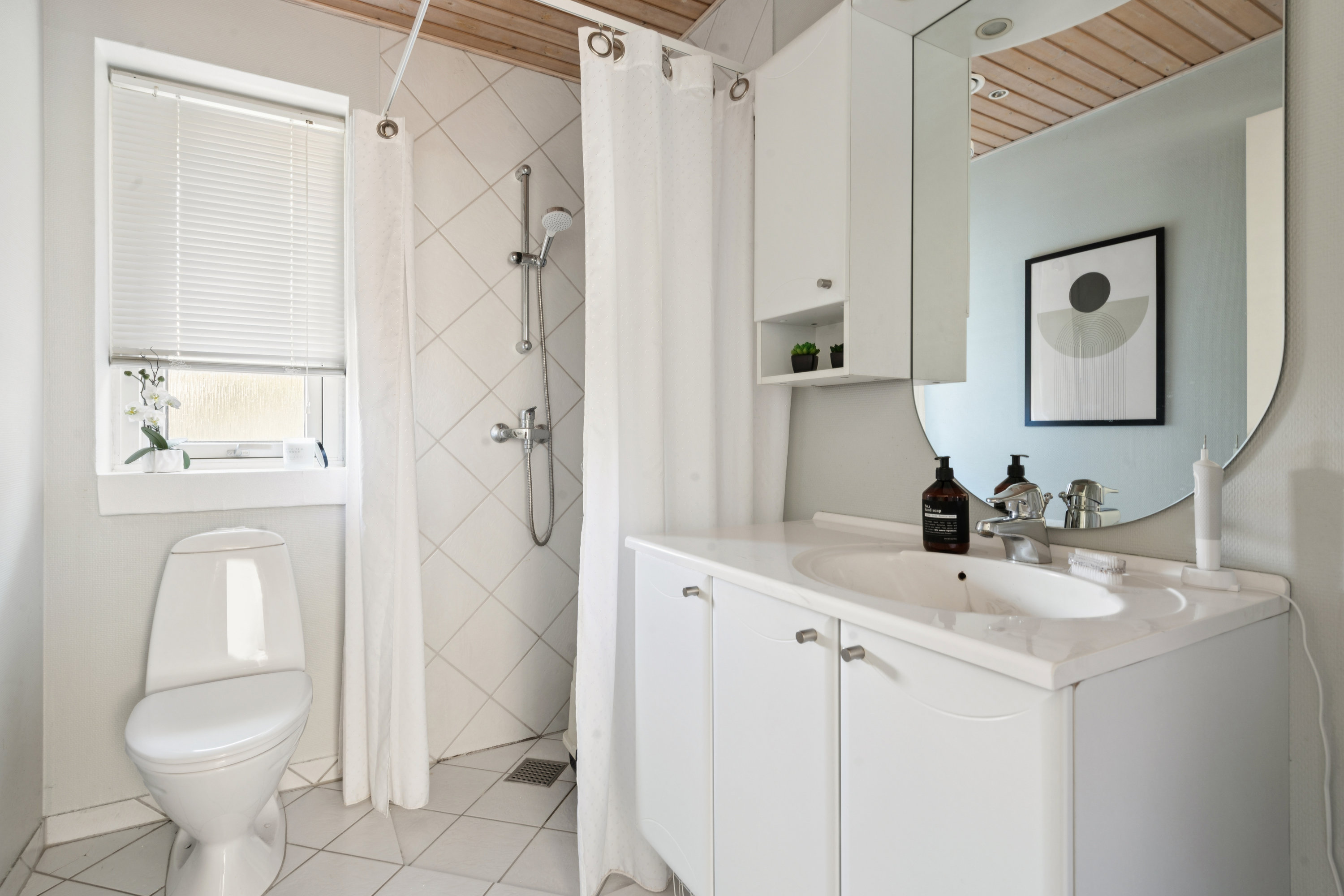 Fremhævet badeværelse billede i fuldskærmstilstand. Billede af Olsbækeng 21, 2670 Greve