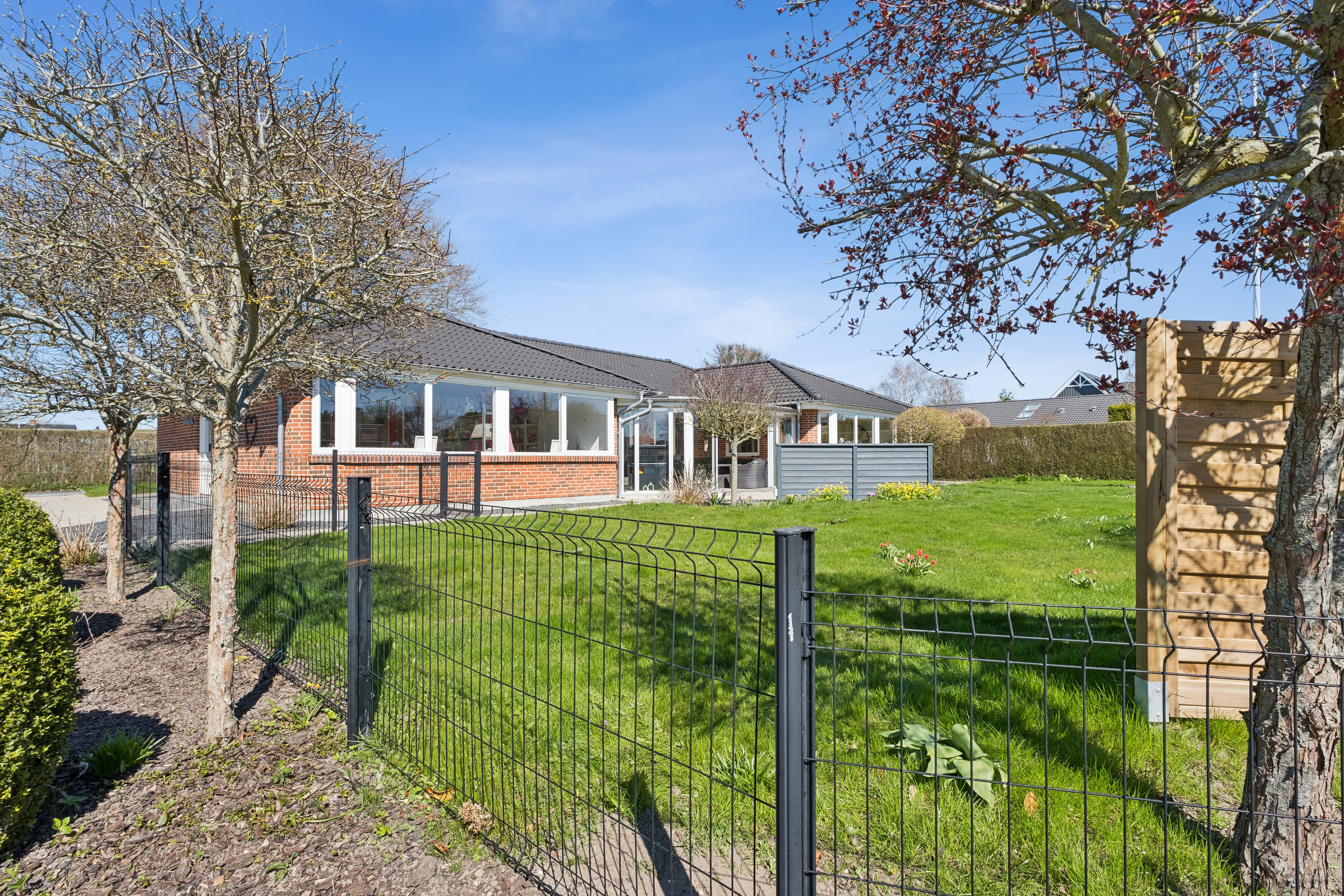 Fremhævet set fra haven billede i fuldskærmstilstand. Billede af Bytoften 16, Førslev, 4690 Haslev