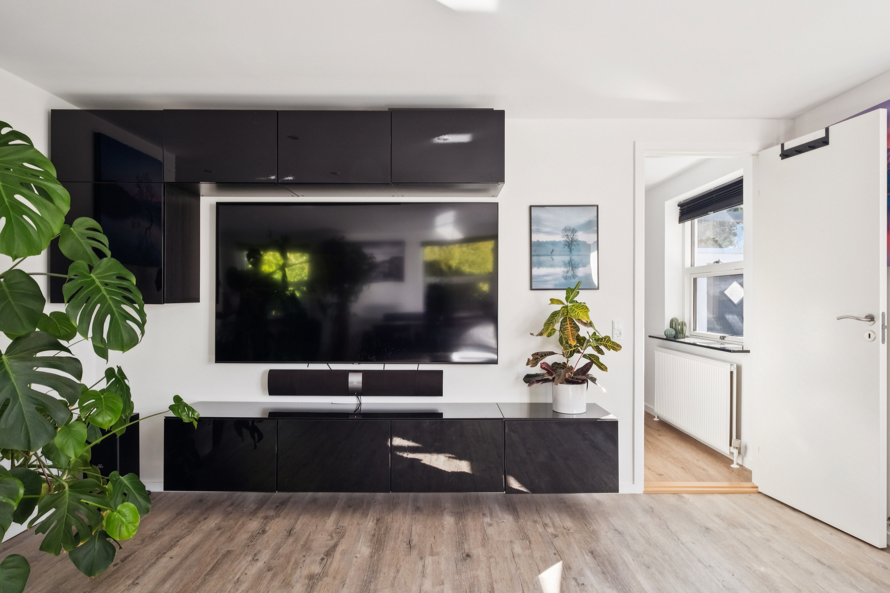 Fremhævet stue billede i fuldskærmstilstand. Billede af Skovvej 1, 9800 Hjørring