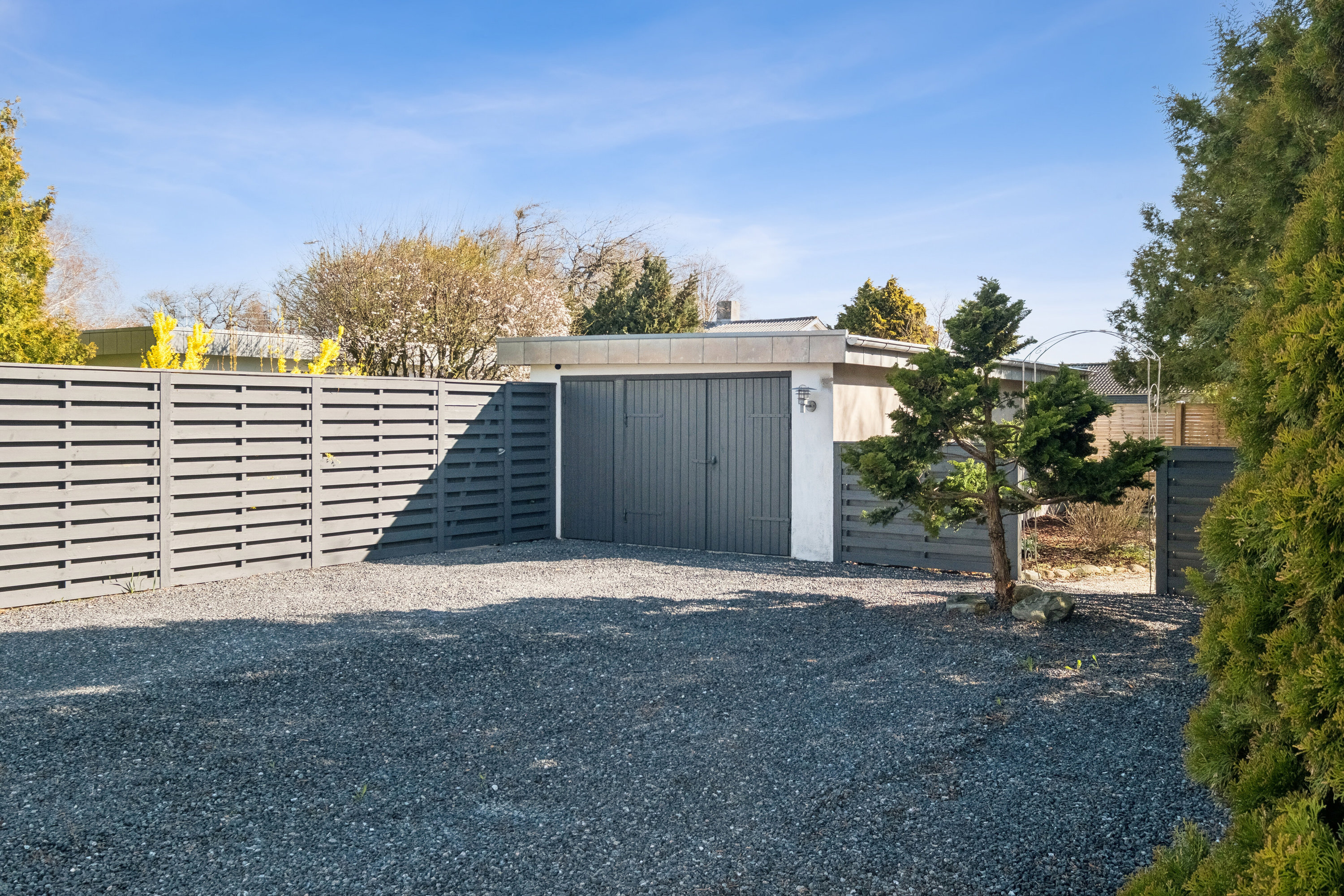 Fremhævet udendørs billede i fuldskærmstilstand. Billede af Skovvej 1, 9800 Hjørring