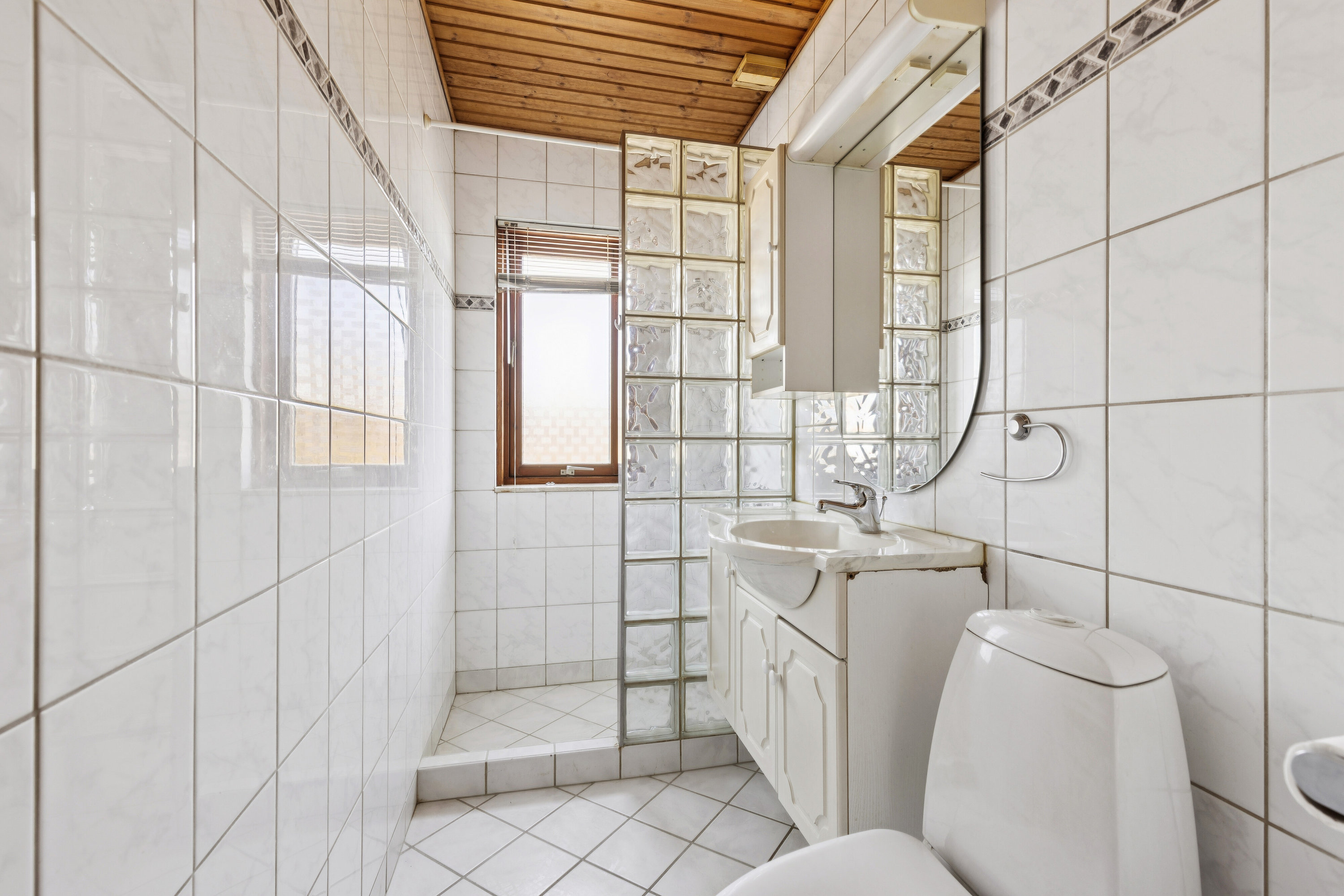 Fremhævet badeværelse billede i fuldskærmstilstand. Billede af Lynggårdsbakken 10, 4400 Kalundborg