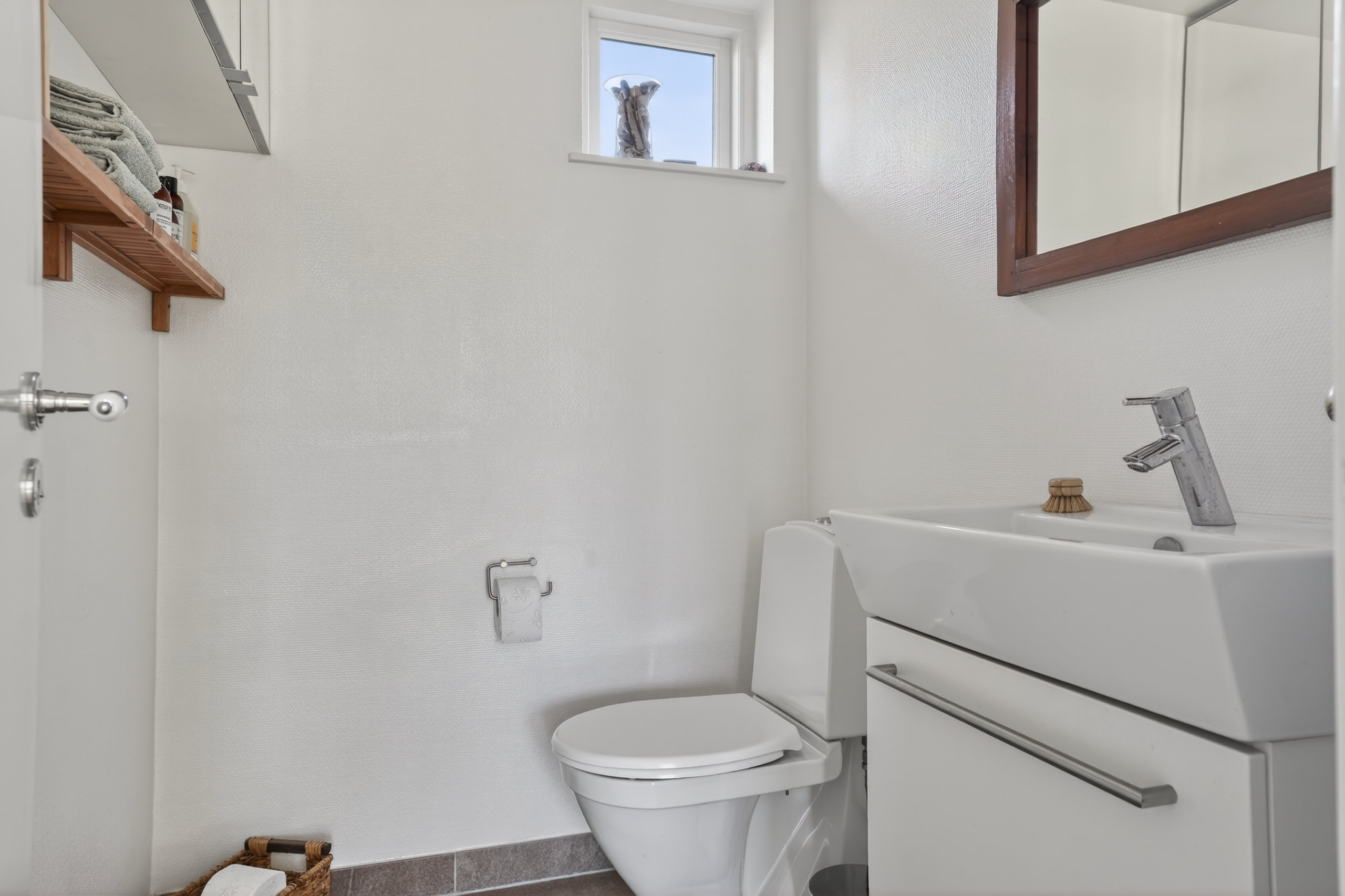 Fremhævet wc billede i fuldskærmstilstand. Billede af Asmundshøj 413, 3480 Fredensborg