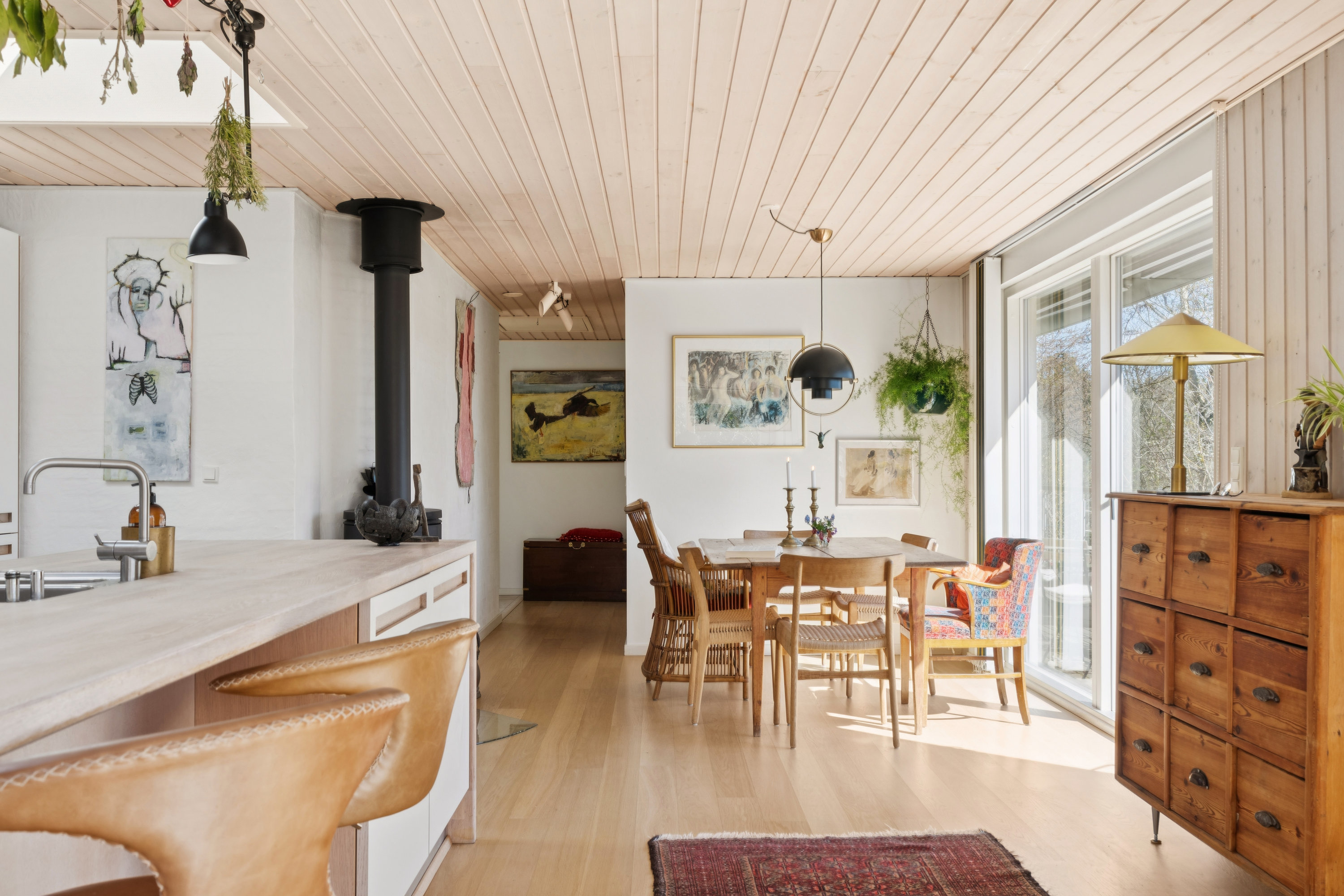 Fremhævet stue billede i fuldskærmstilstand. Billede af Silkehalevej 14, Skelhøje Plantage, 8400 Ebeltoft