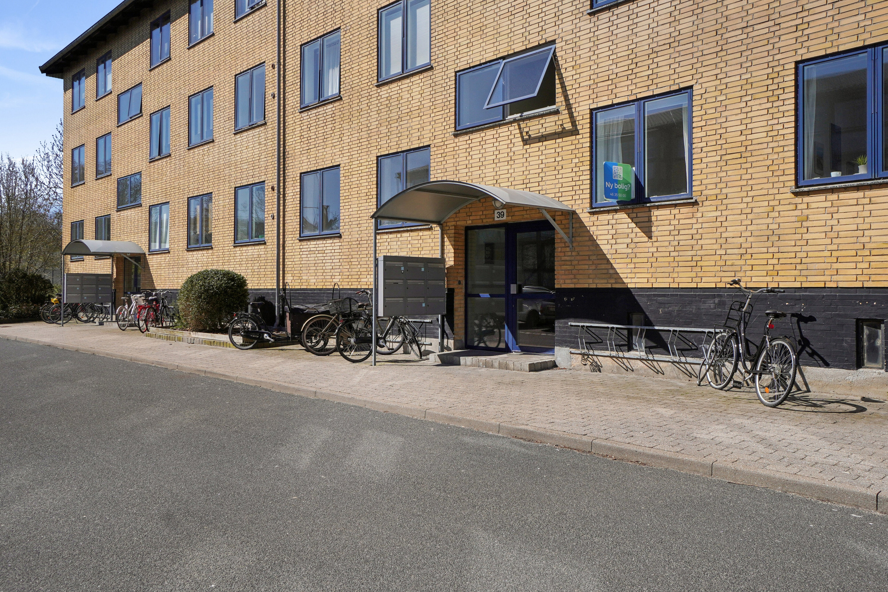 Fremhævet set fra vejen billede i fuldskærmstilstand. Billede af Ejboparken 39, st.. th., 4000 Roskilde