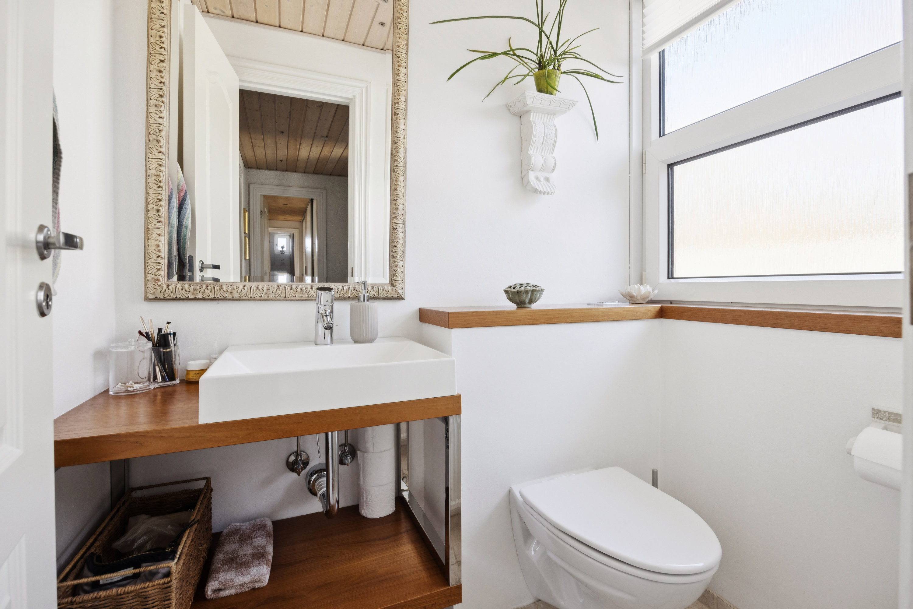 Fremhævet badeværelse billede i fuldskærmstilstand. Billede af Enebærvænget 10, 9850 Hirtshals