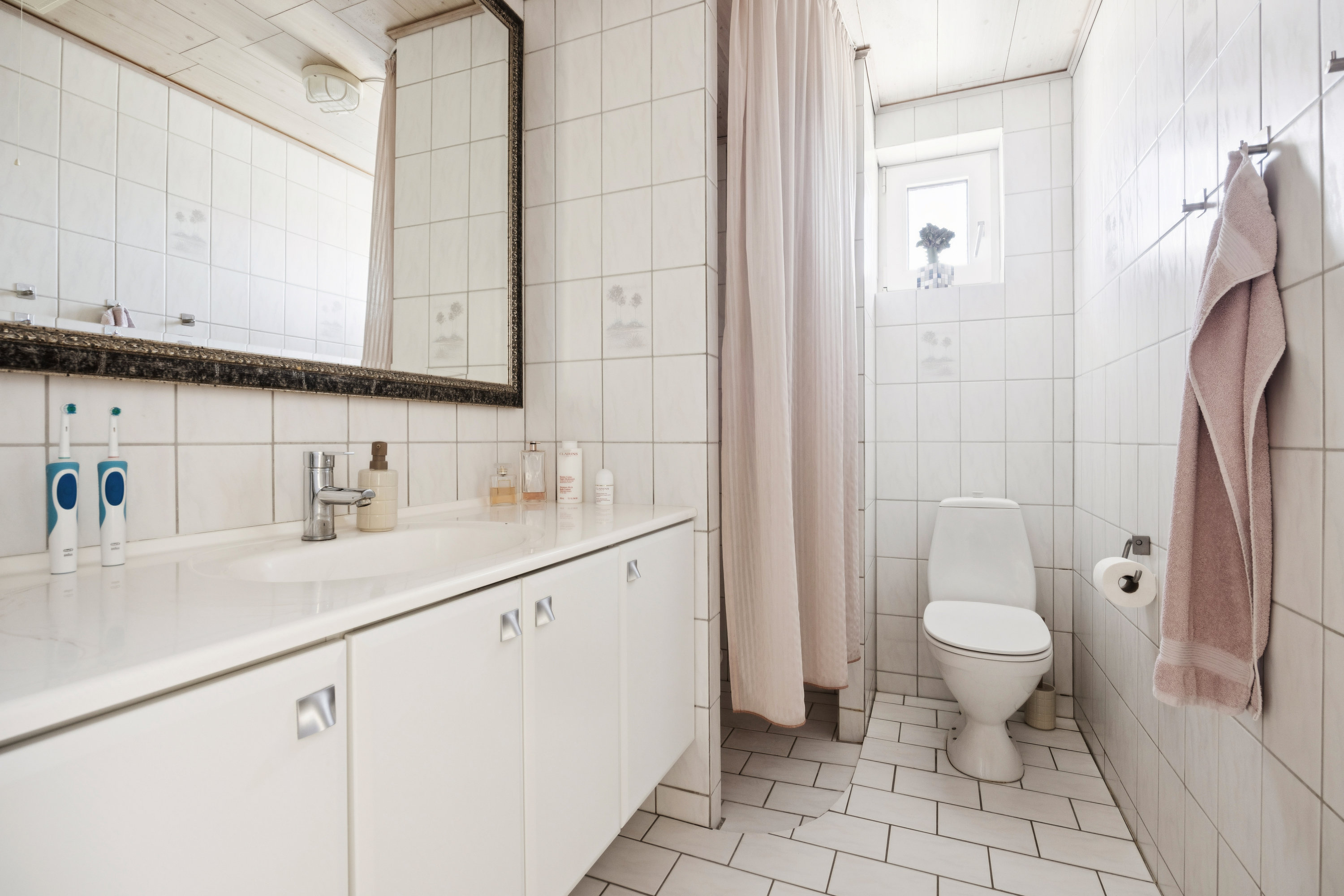 Fremhævet badeværelse billede i fuldskærmstilstand. Billede af Enebærvænget 10, 9850 Hirtshals