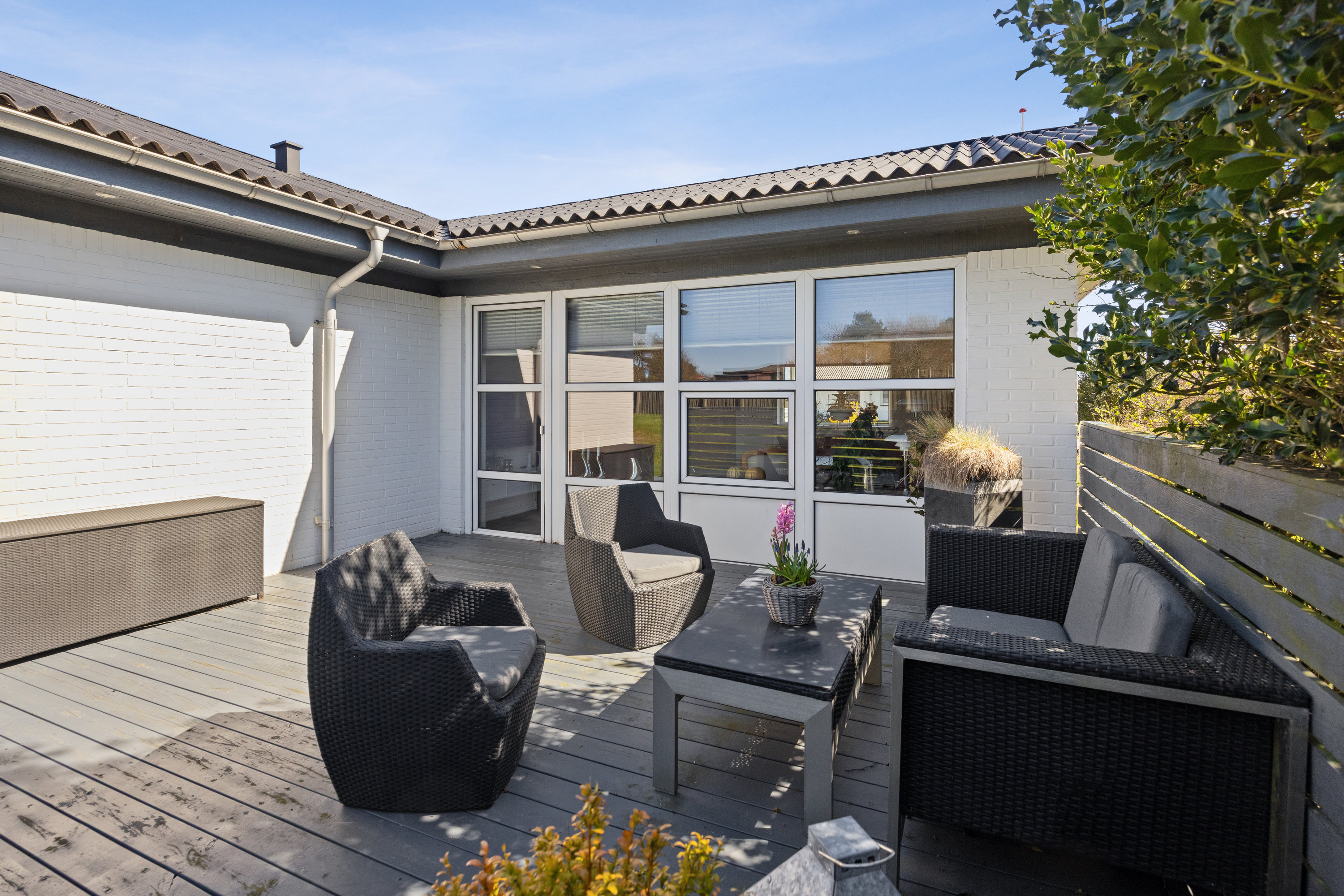 Fremhævet terrasse billede i fuldskærmstilstand. Billede af Enebærvænget 10, 9850 Hirtshals