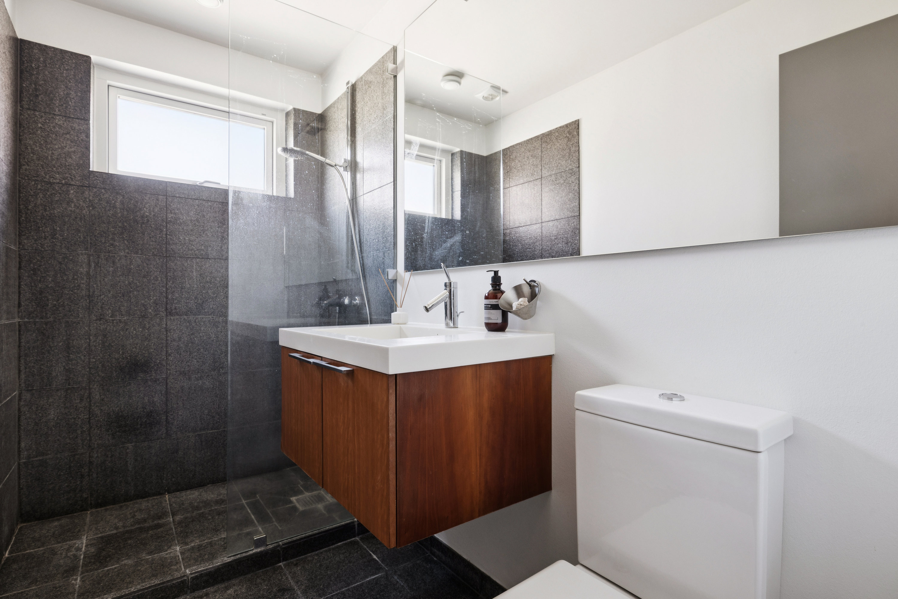 Fremhævet badeværelse billede i fuldskærmstilstand. Billede af Asylgade 17, 8660 Skanderborg