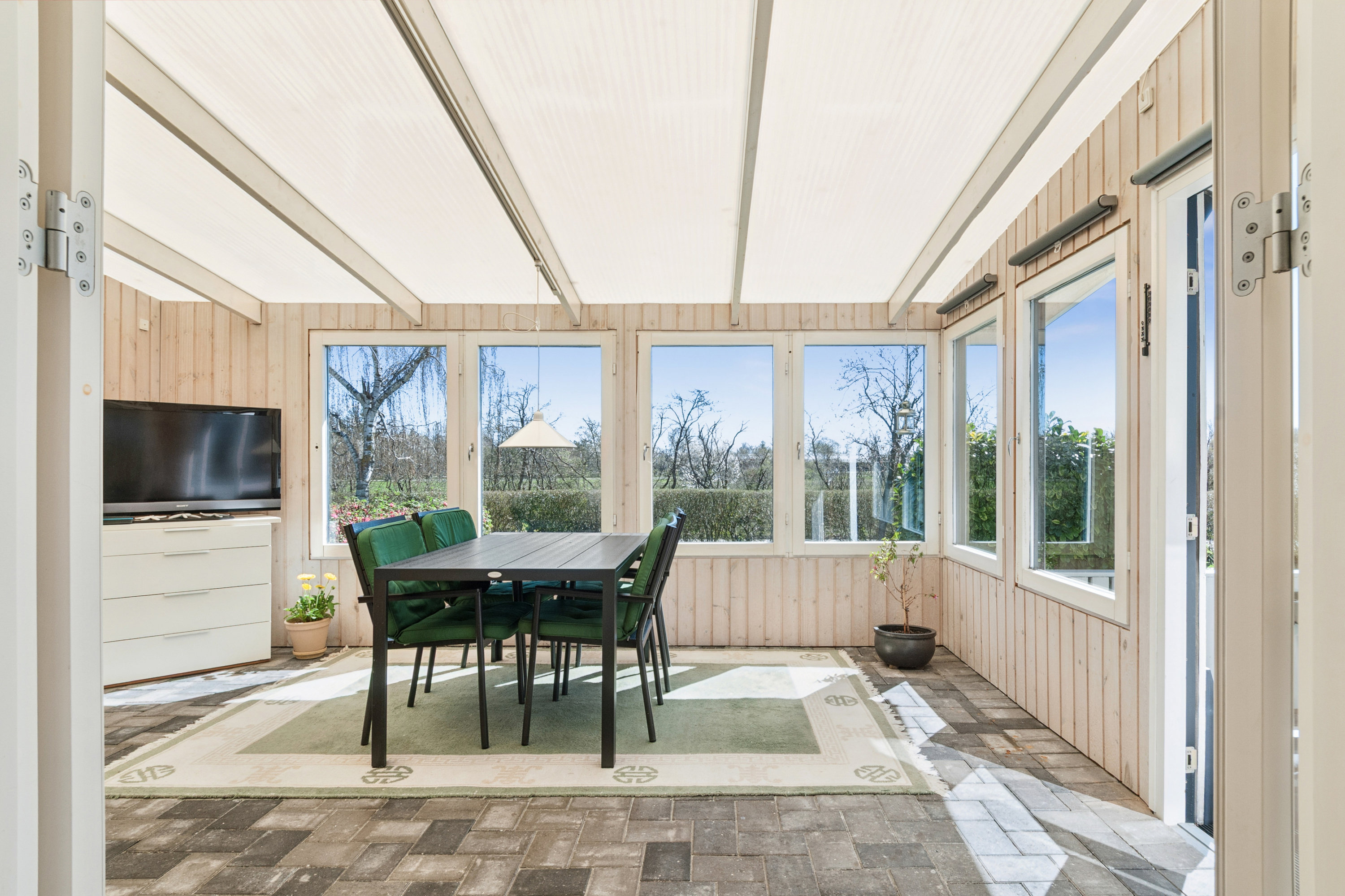 Fremhævet udestue billede i fuldskærmstilstand. Billede af Hjallerup Alle 16, 2770 Kastrup