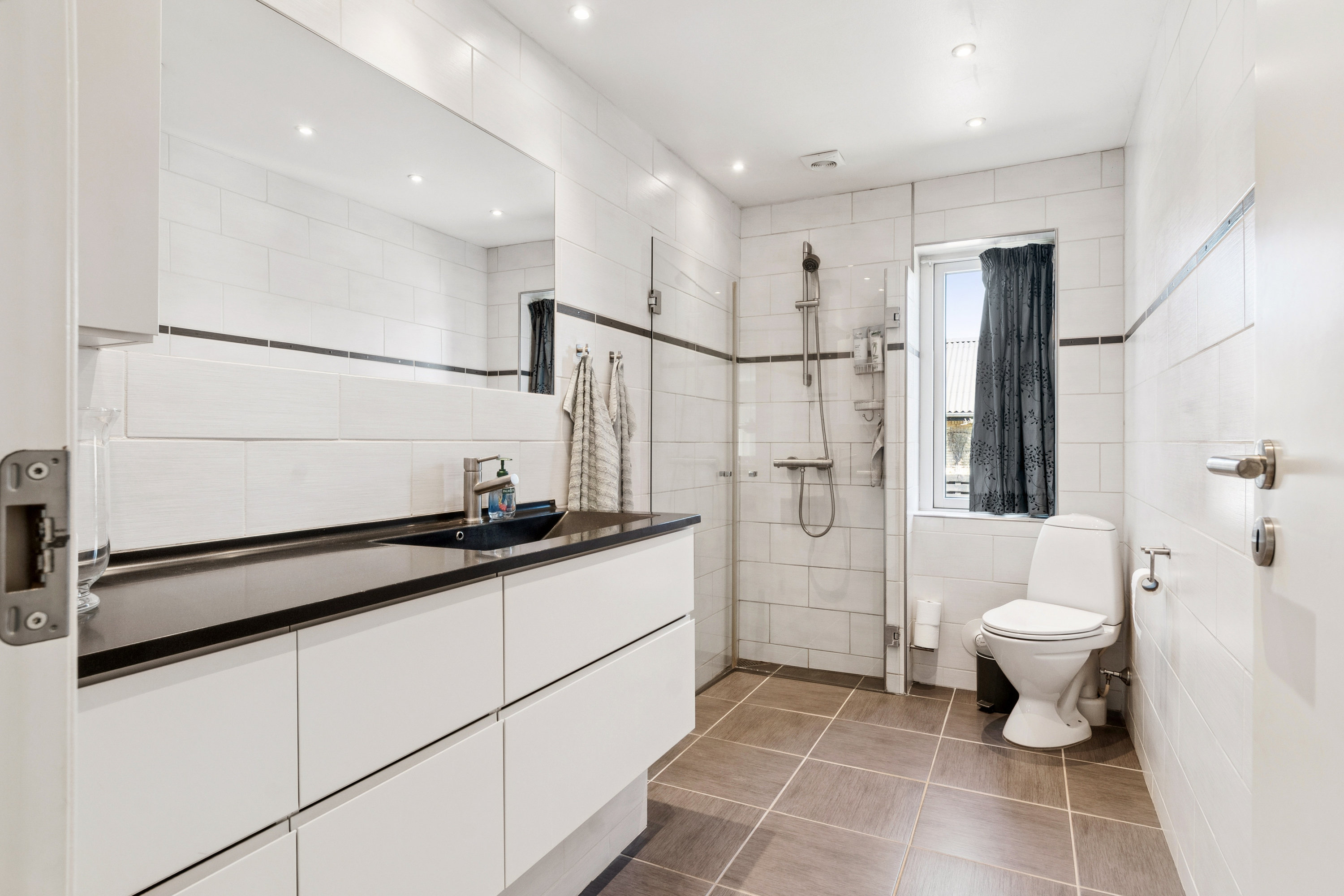 Fremhævet badeværelse billede i fuldskærmstilstand. Billede af Hjallerup Alle 16, 2770 Kastrup