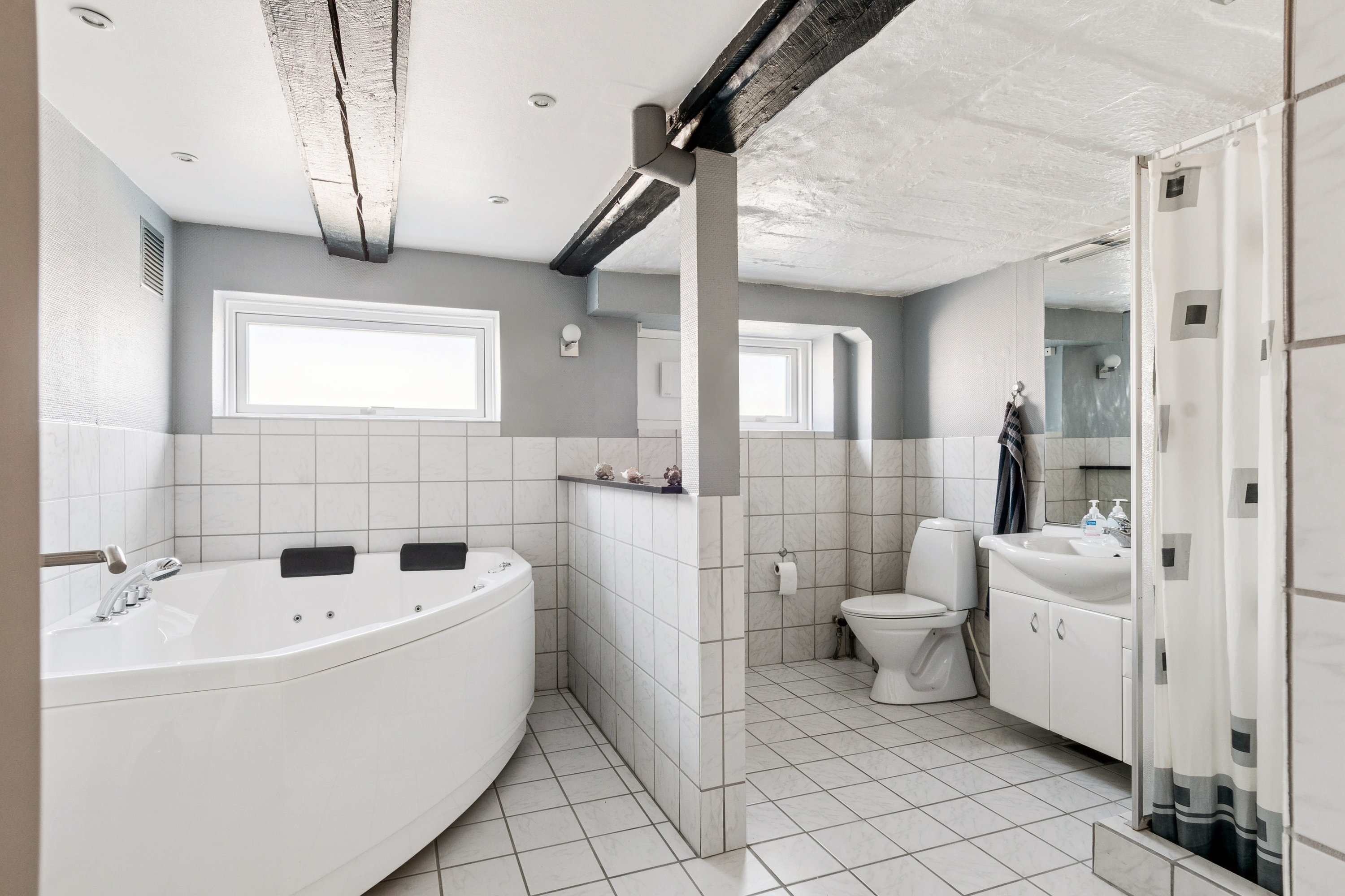 Fremhævet badeværelse billede i fuldskærmstilstand. Billede af Hjallerup Alle 16, 2770 Kastrup