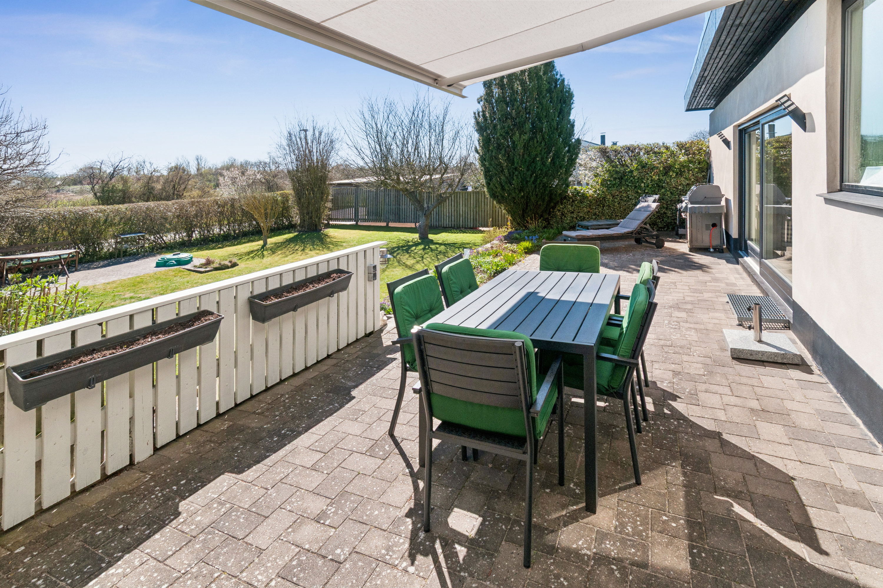 Fremhævet terrasse billede i fuldskærmstilstand. Billede af Hjallerup Alle 16, 2770 Kastrup