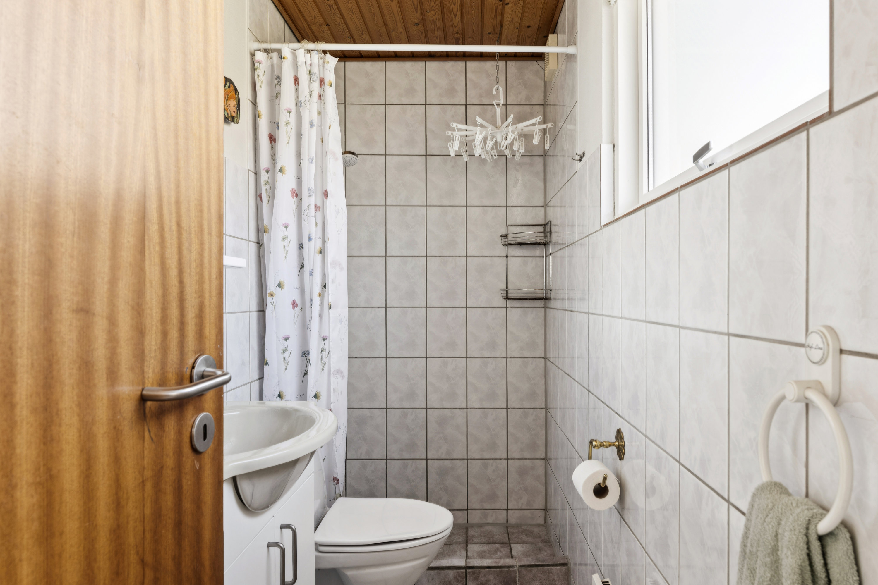 Fremhævet badeværelse billede i fuldskærmstilstand. Billede af Mejsevej 14, Ahl Strand, 8400 Ebeltoft