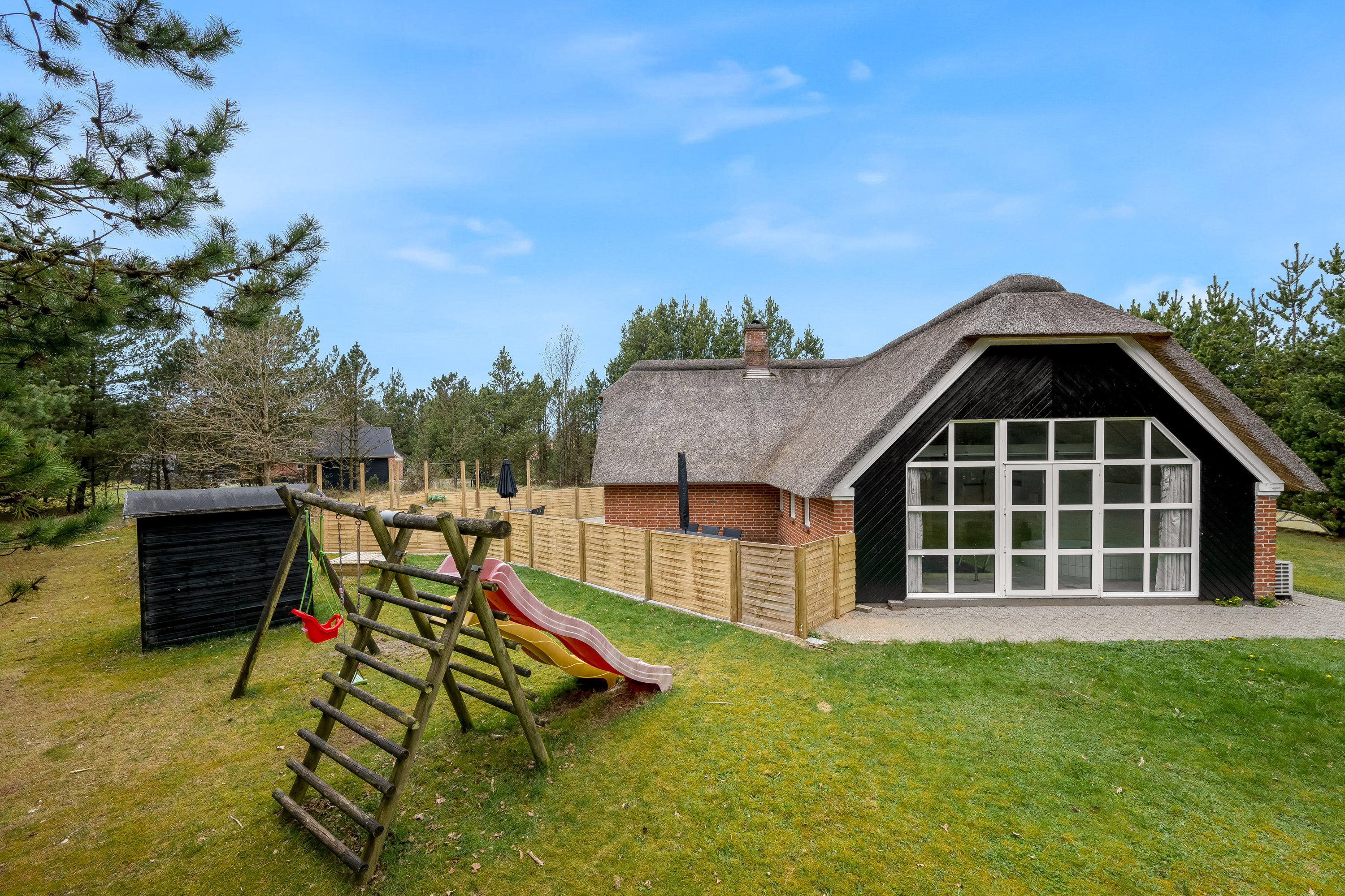 Fremhævet facade billede i fuldskærmstilstand. Billede af Skovvang 33, Lønne, 6830 Nørre Nebel