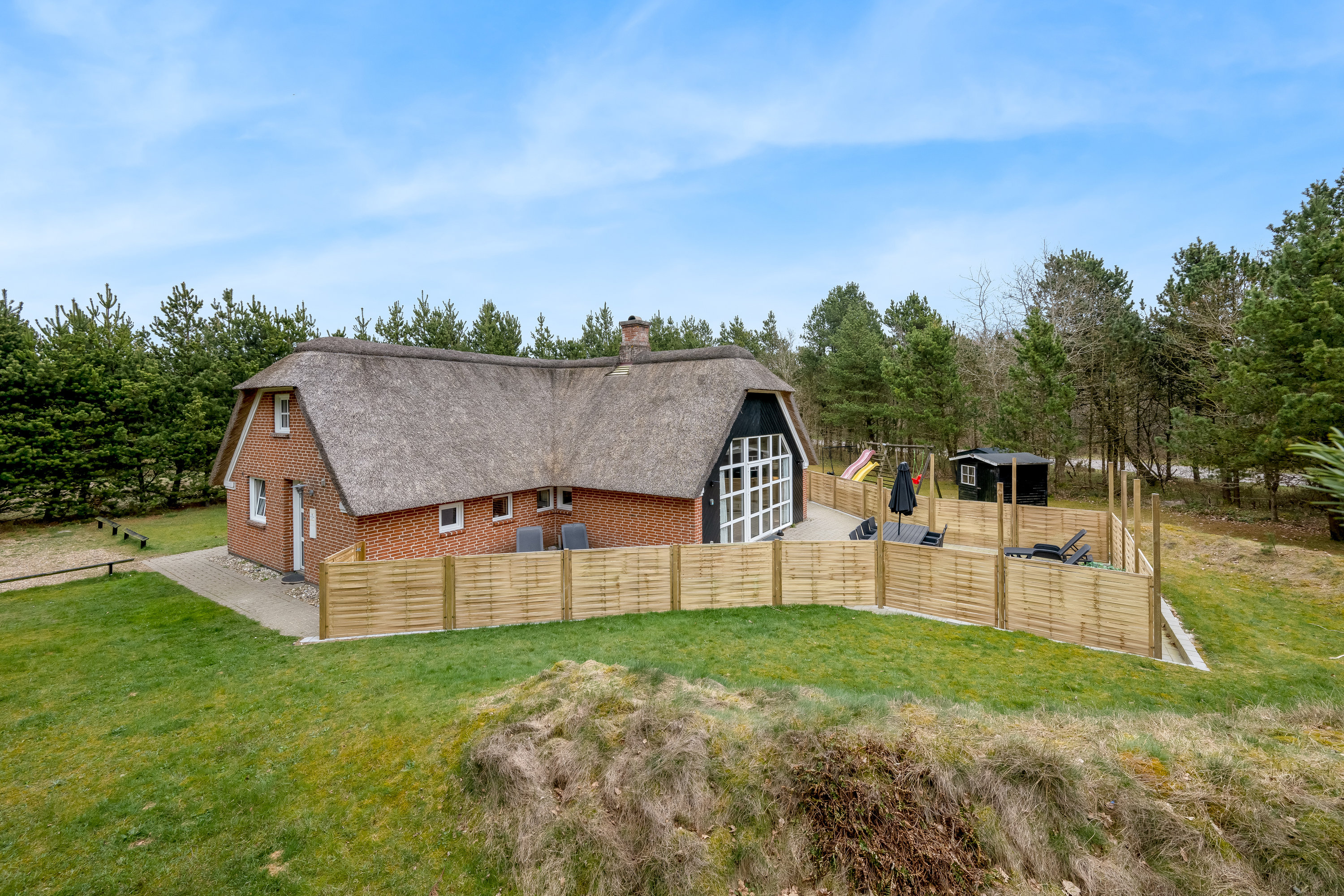 Fremhævet facade billede i fuldskærmstilstand. Billede af Skovvang 33, Lønne, 6830 Nørre Nebel