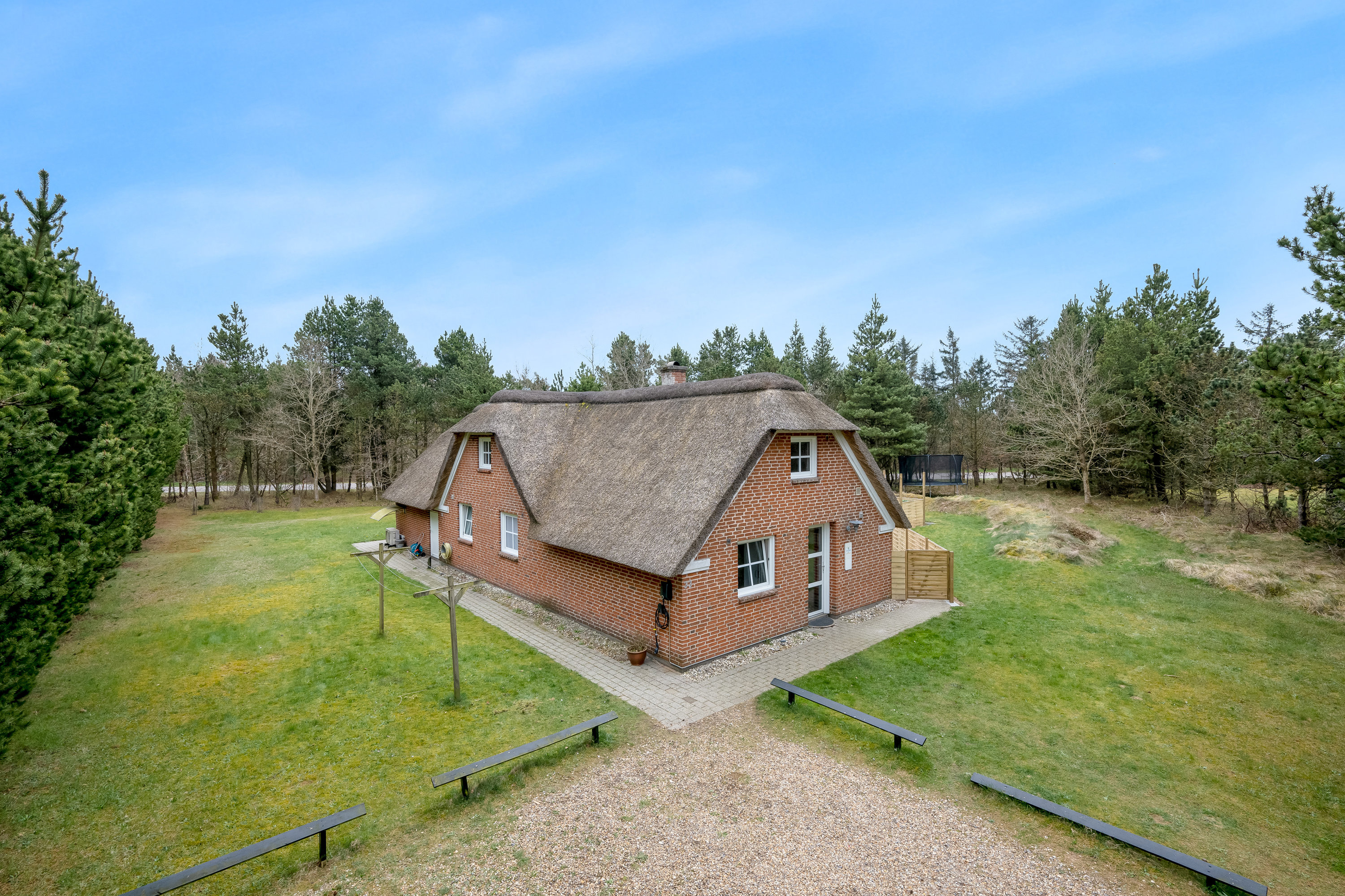 Fremhævet facade billede i fuldskærmstilstand. Billede af Skovvang 33, Lønne, 6830 Nørre Nebel