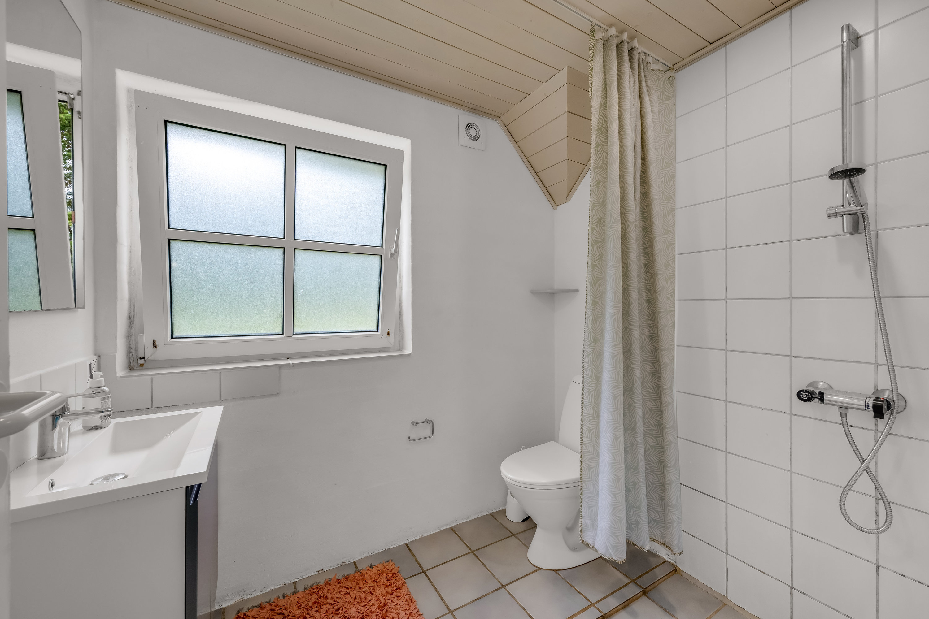 Fremhævet badeværelse billede i fuldskærmstilstand. Billede af Skovvang 33, Lønne, 6830 Nørre Nebel