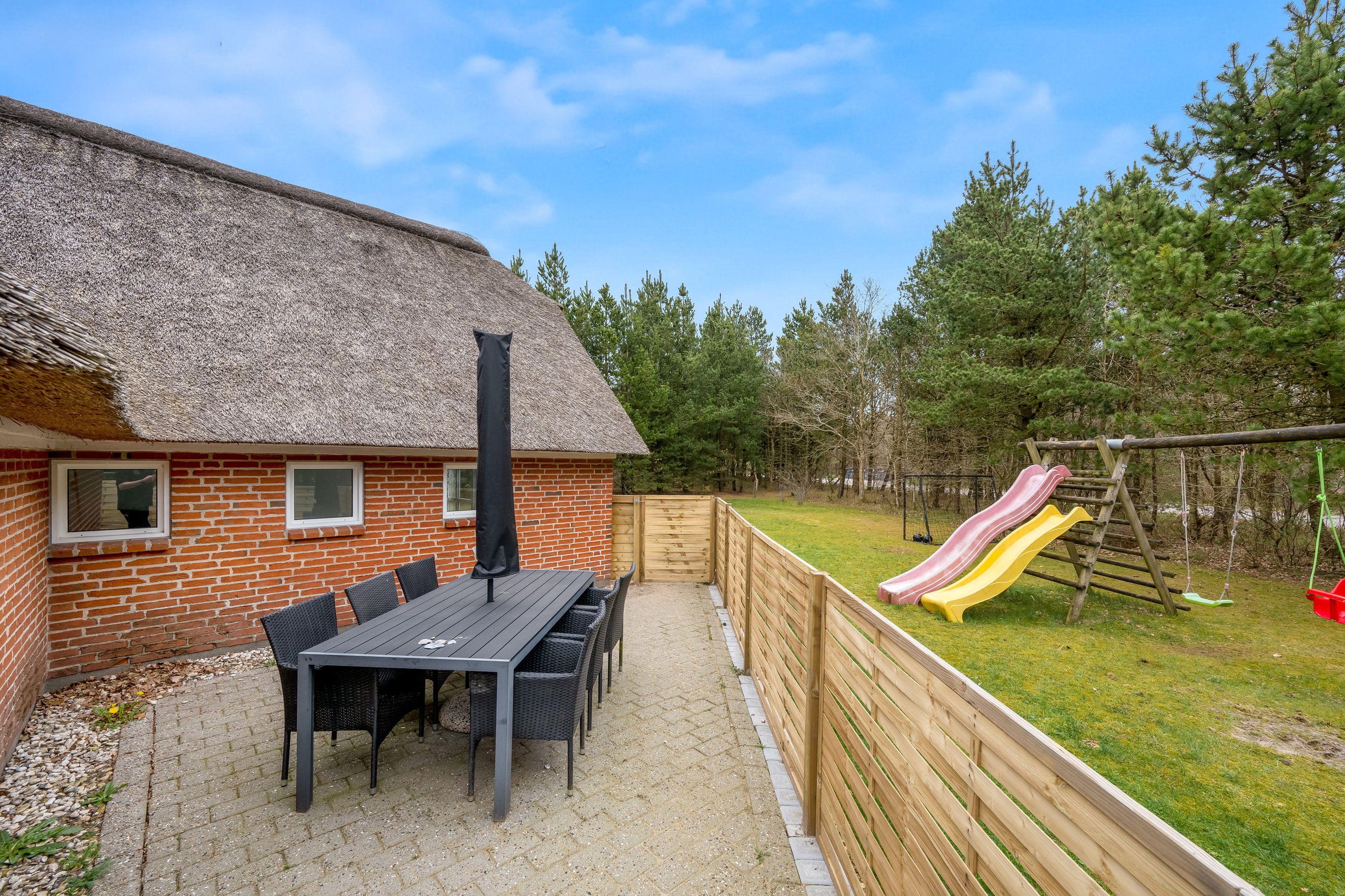 Fremhævet terrasse billede i fuldskærmstilstand. Billede af Skovvang 33, Lønne, 6830 Nørre Nebel