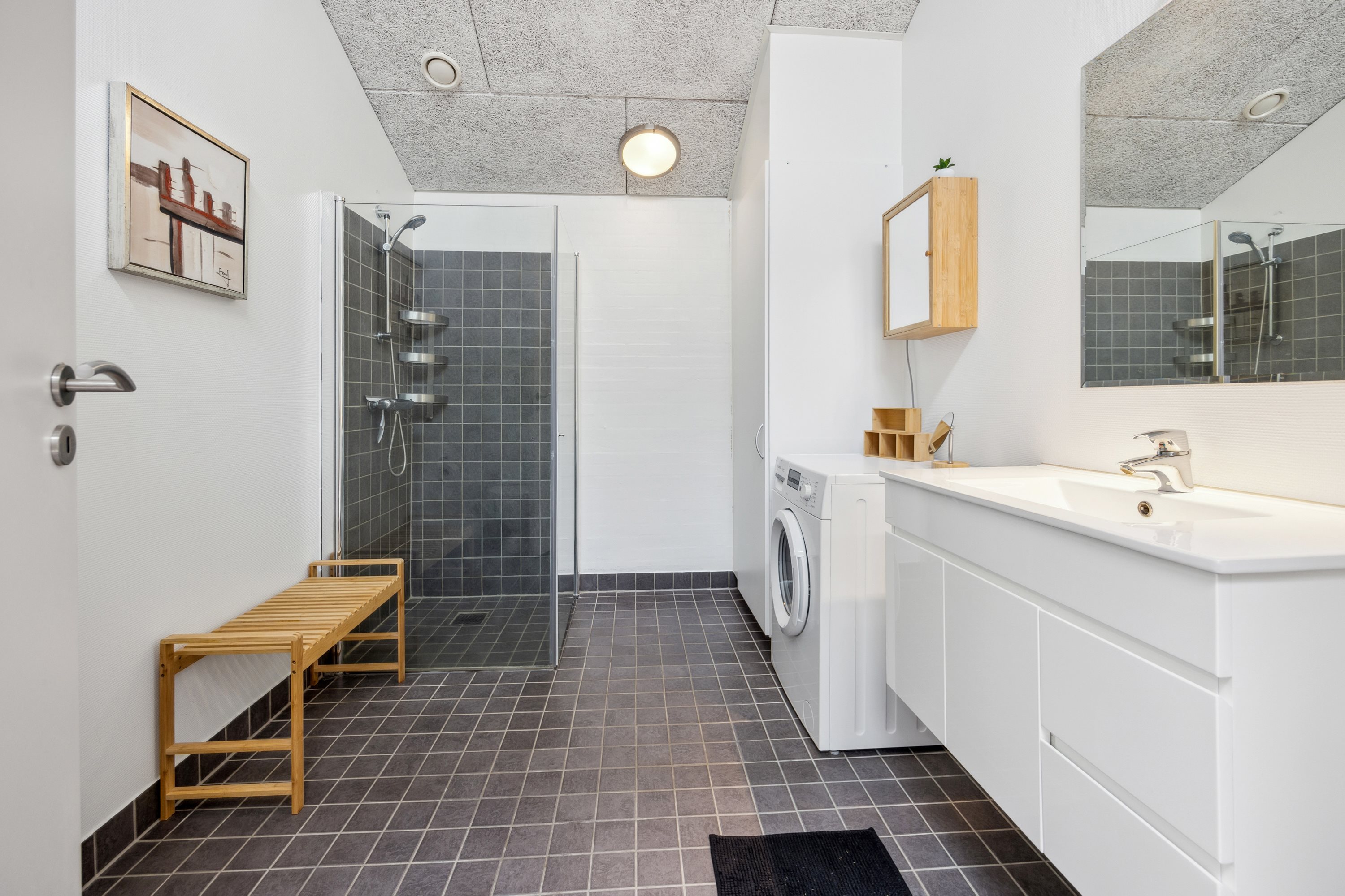 Fremhævet bad billede i fuldskærmstilstand. Billede af Portlandsvej 97B, 1. tv., 9370 Hals