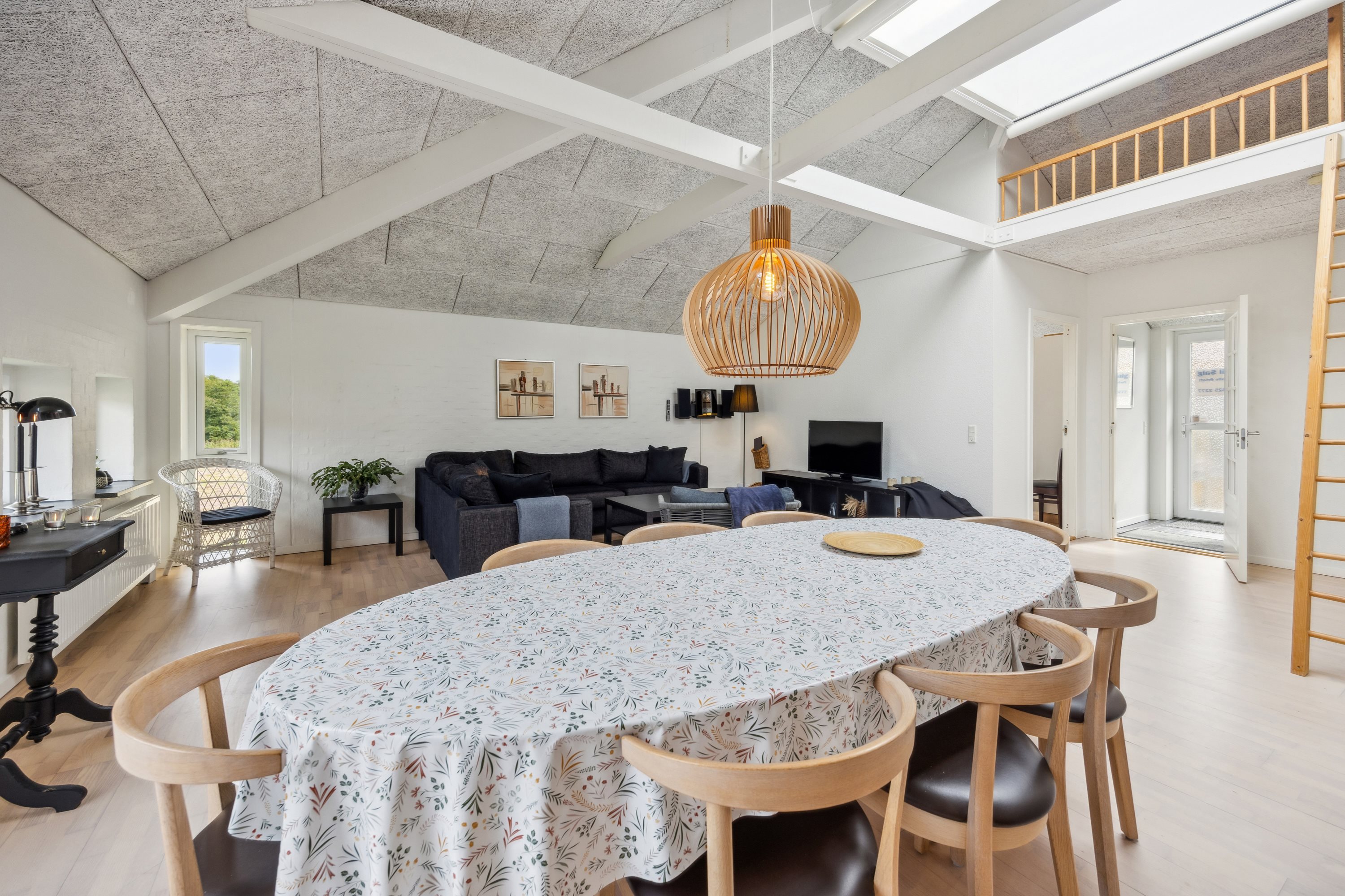 Fremhævet stue billede i fuldskærmstilstand. Billede af Portlandsvej 97B, 1. tv., 9370 Hals