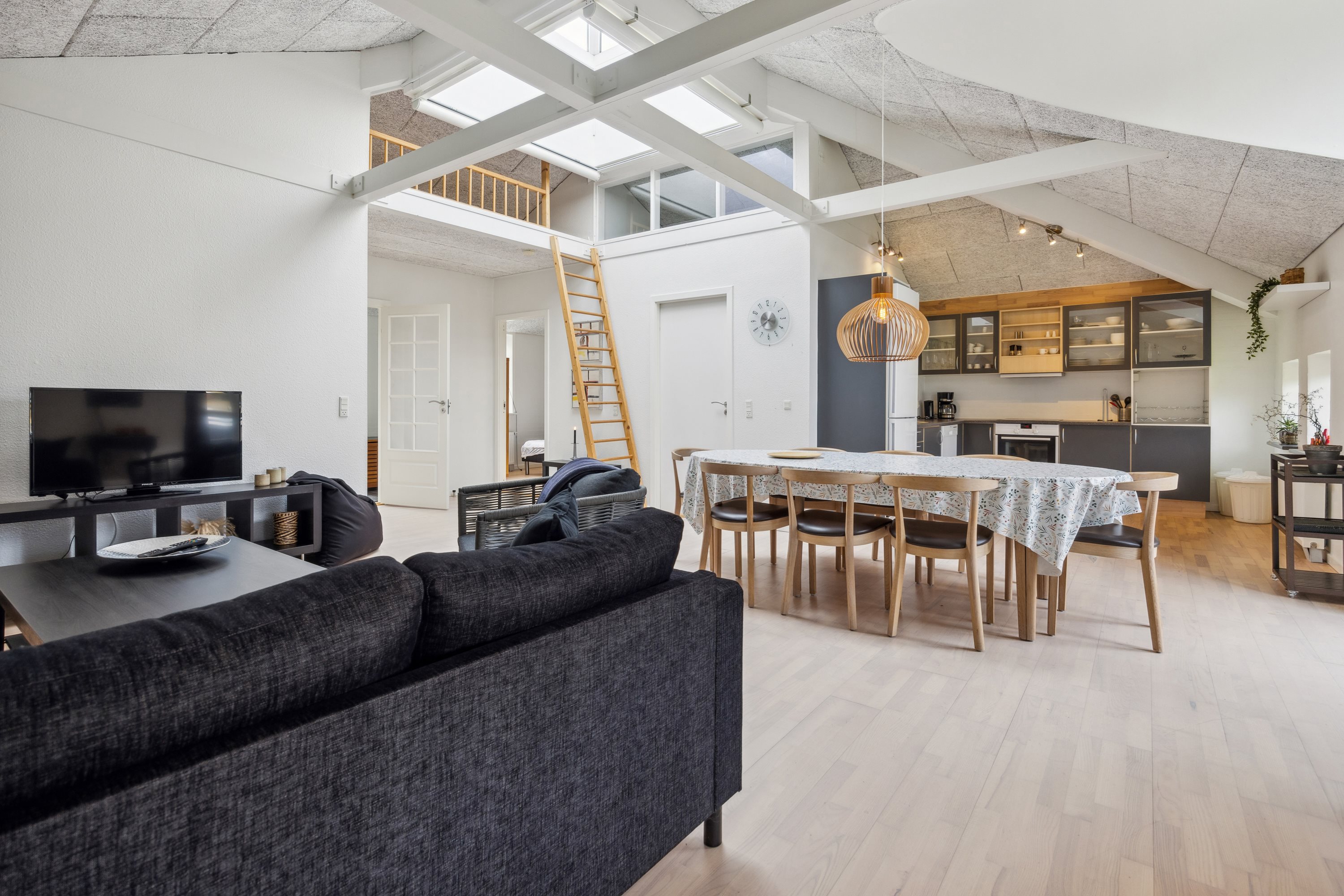 Fremhævet stue billede i fuldskærmstilstand. Billede af Portlandsvej 97B, 1. tv., 9370 Hals