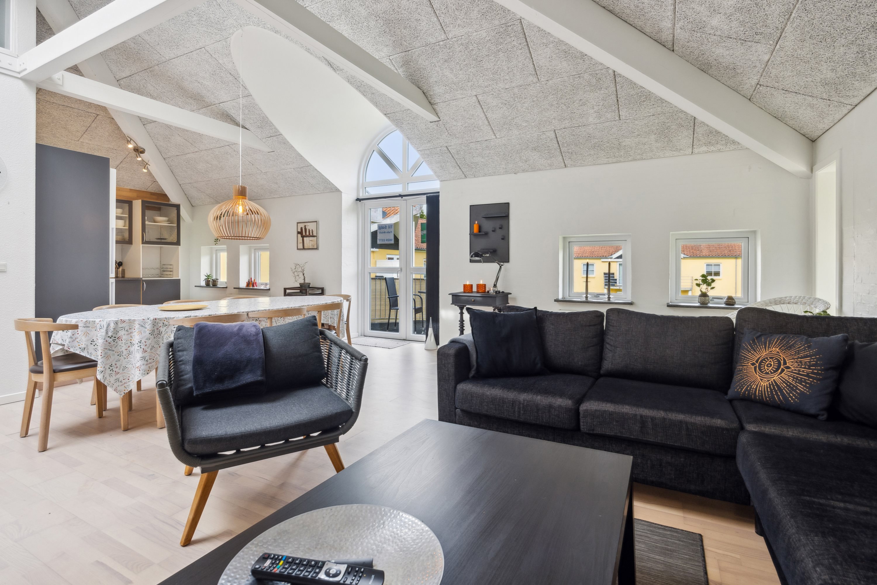 Fremhævet stue billede i fuldskærmstilstand. Billede af Portlandsvej 97B, 1. tv., 9370 Hals