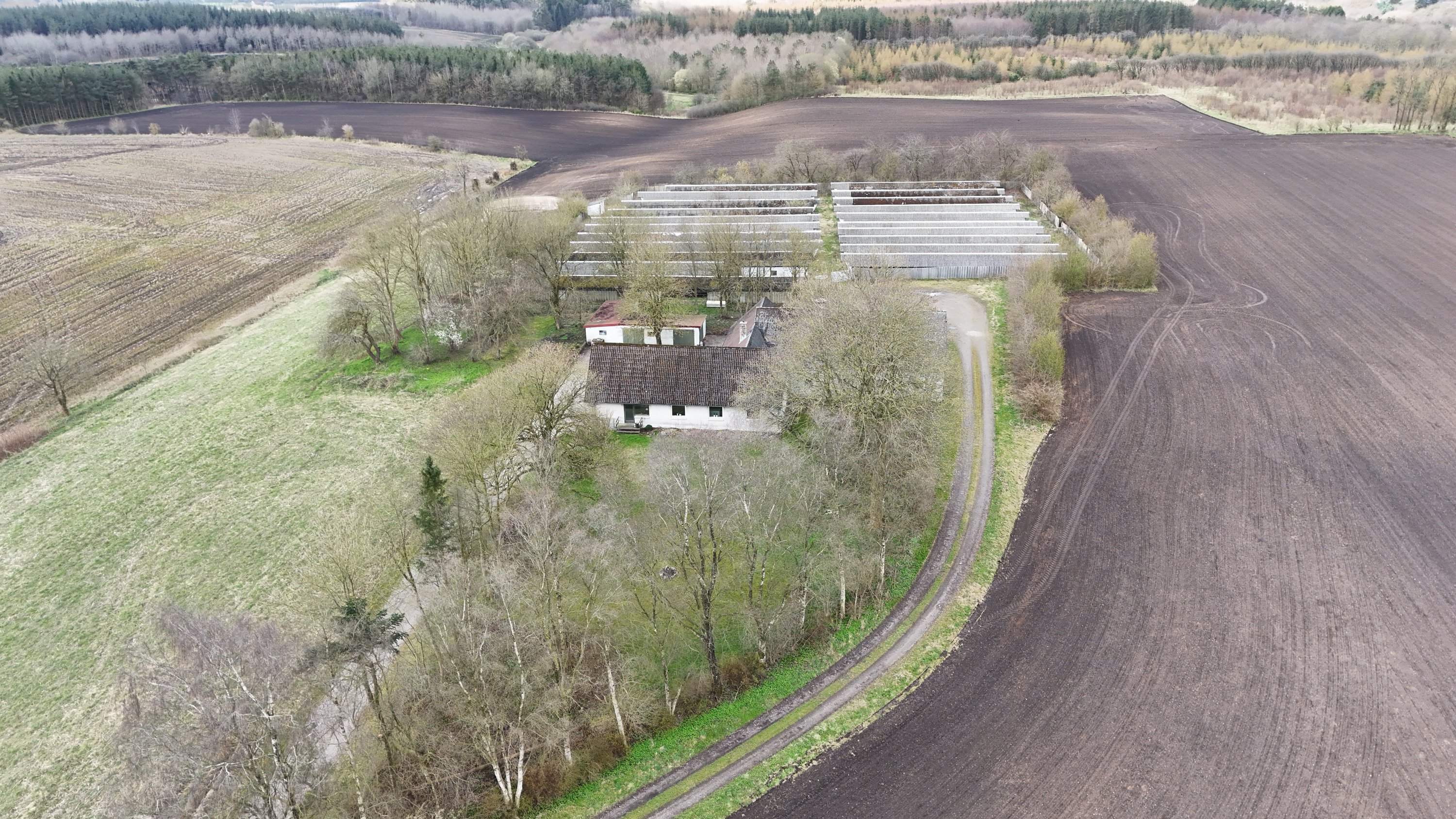 Fremhævet drone billede i fuldskærmstilstand. Billede af Løgstørvej 155, 9610 Nørager