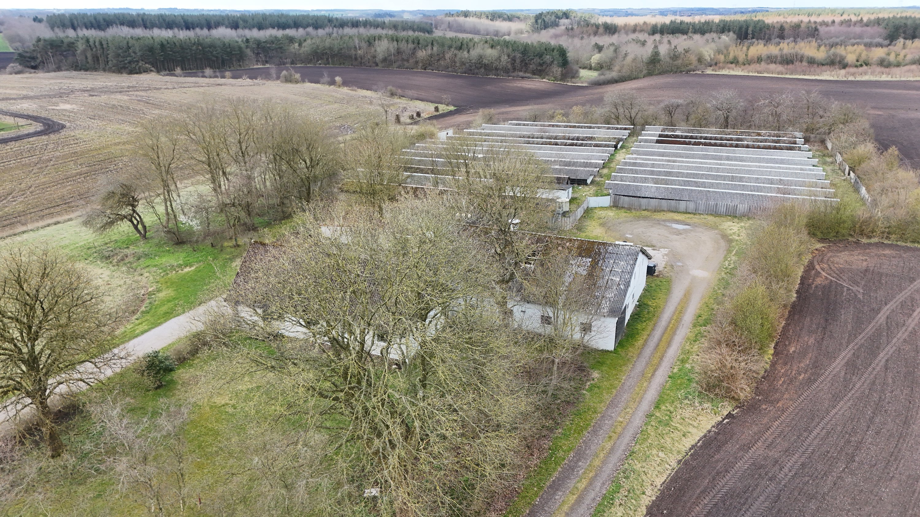 Fremhævet drone billede i fuldskærmstilstand. Billede af Løgstørvej 155, 9610 Nørager