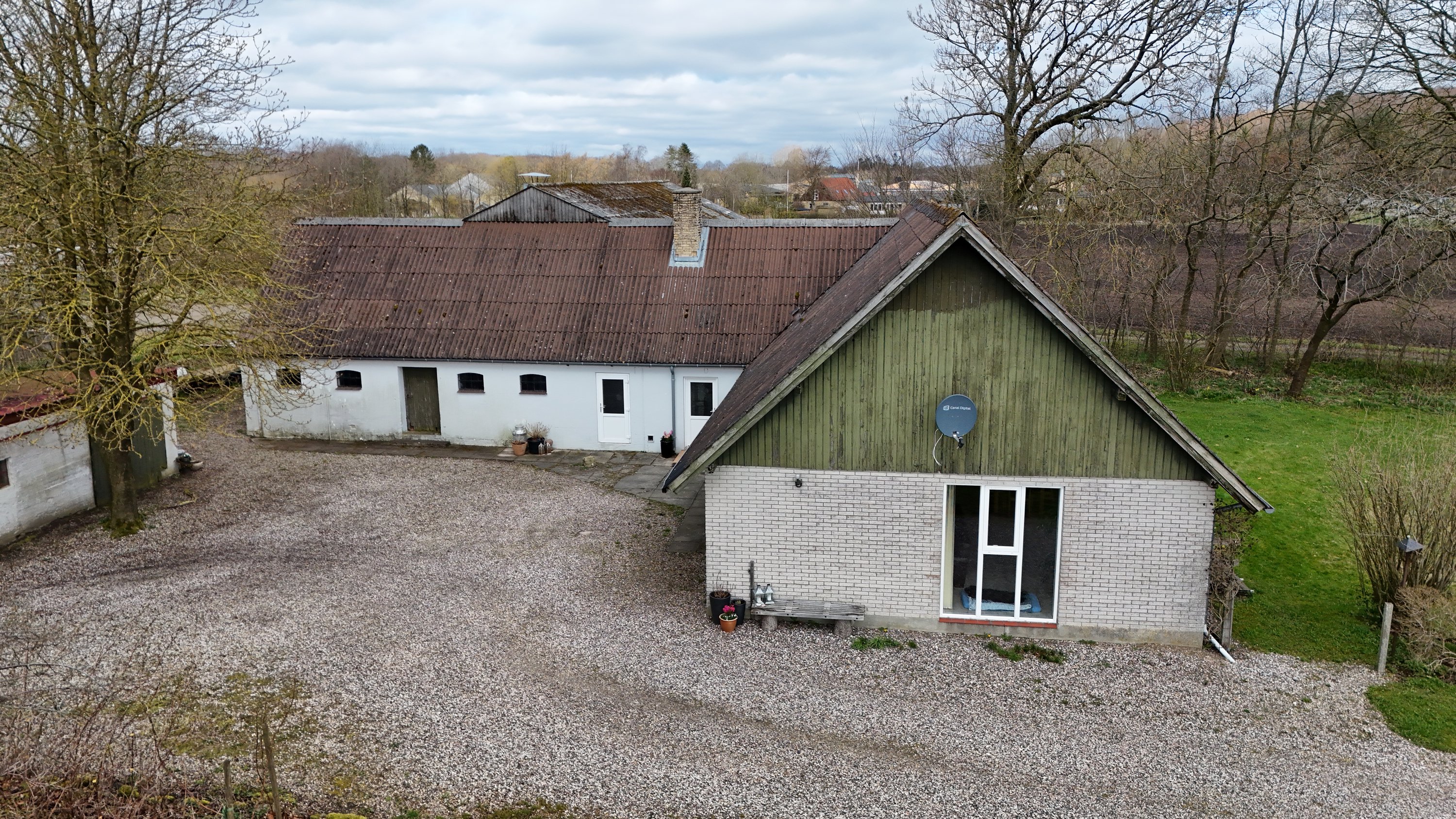 Fremhævet drone billede i fuldskærmstilstand. Billede af Løgstørvej 155, 9610 Nørager